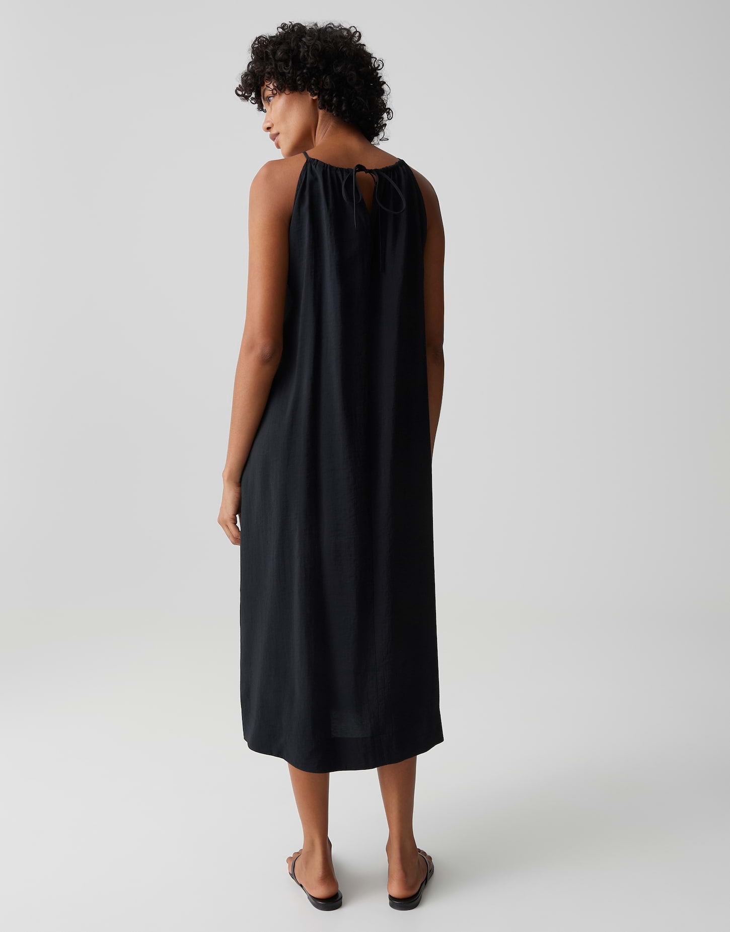 Das schwarze Halterneck-Kleid