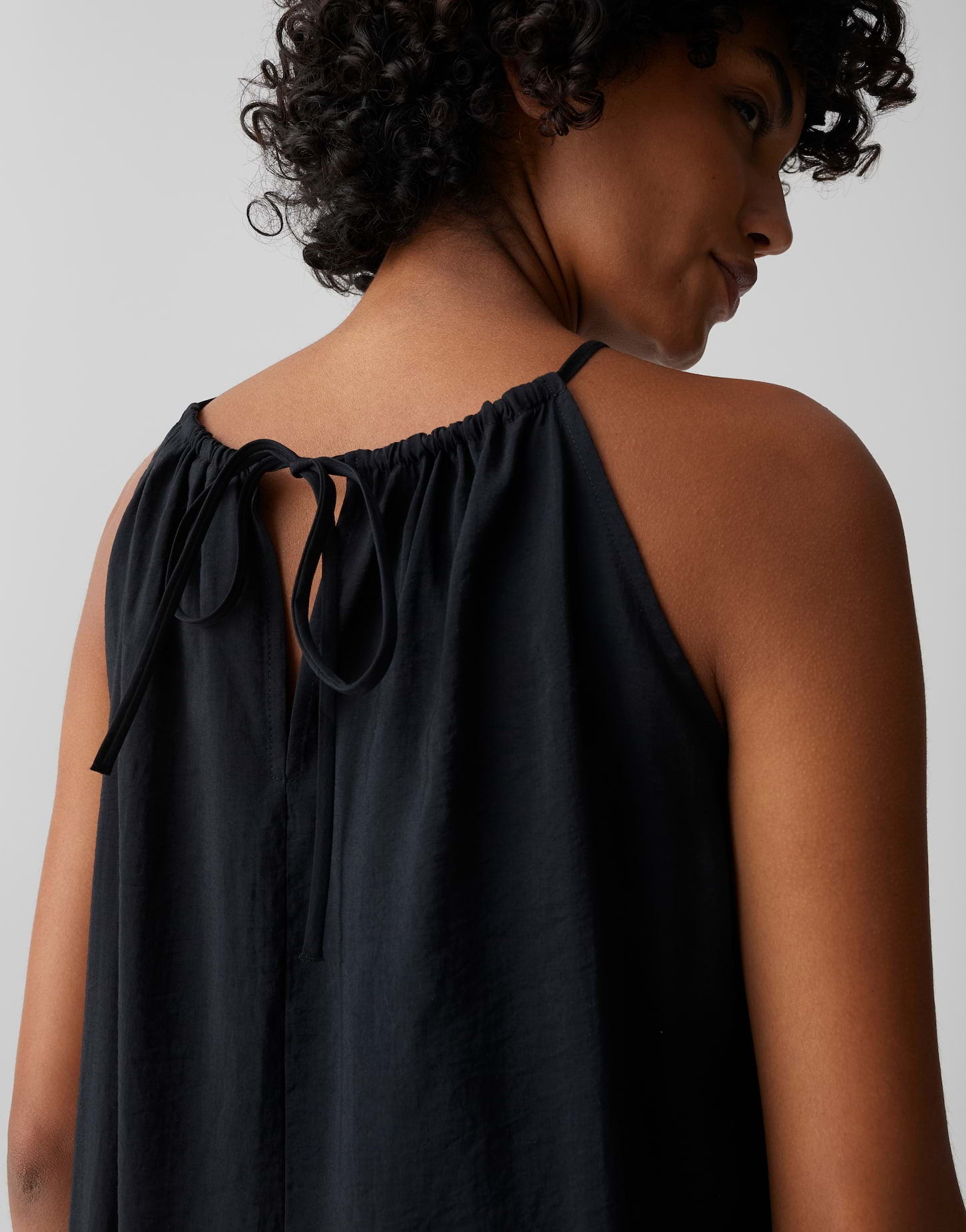 Das schwarze Halterneck-Kleid