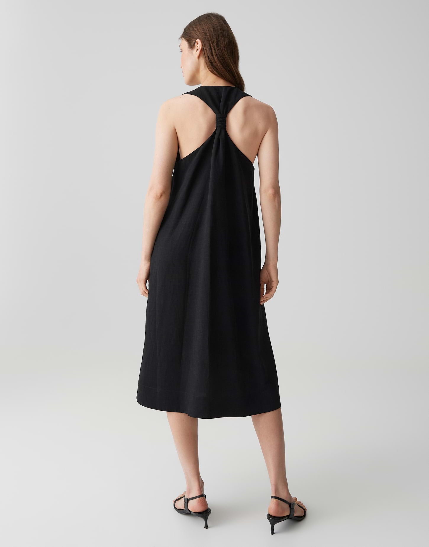 Zeitloser Leinen-Chic mit Rückendetail