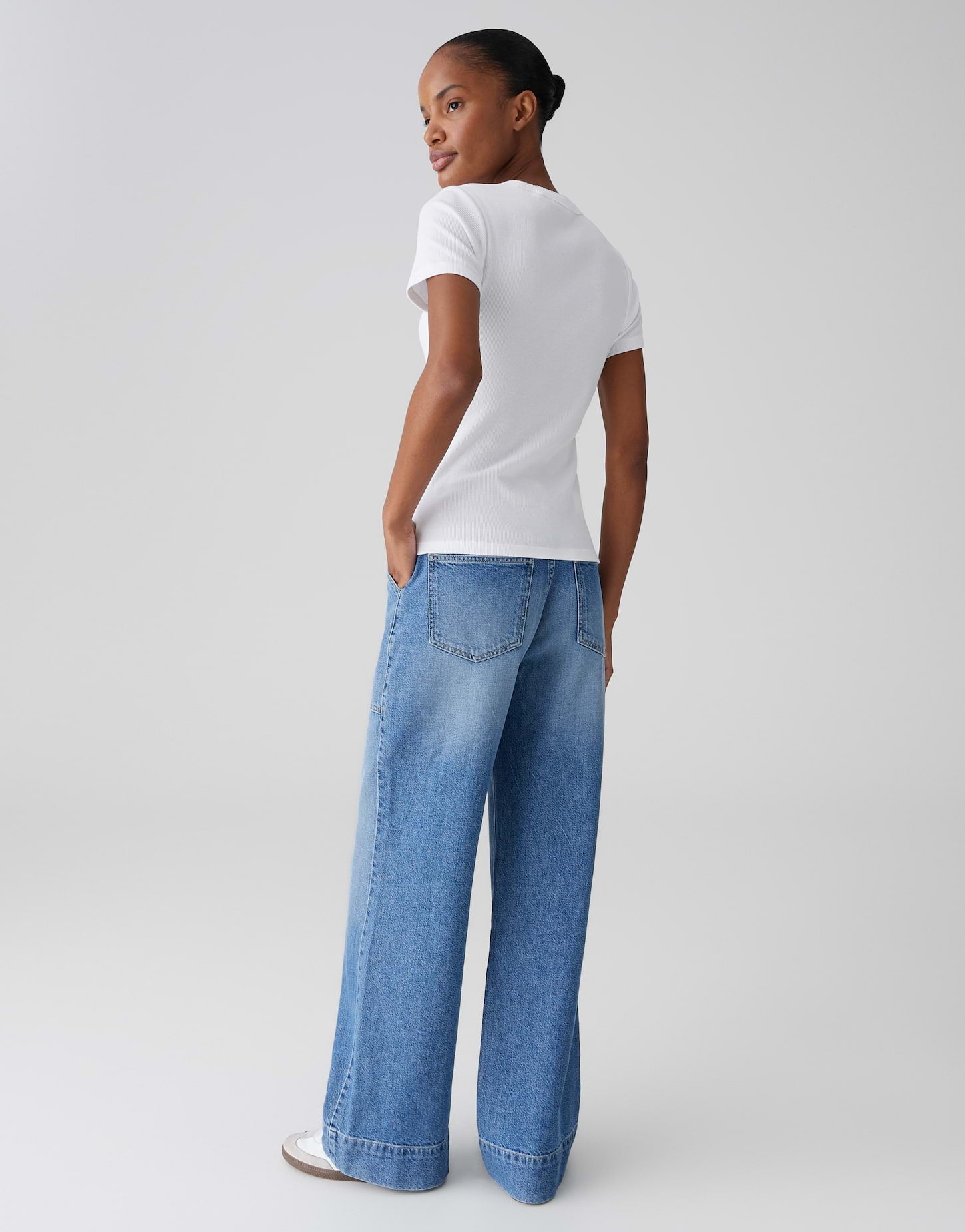 Ripp-Shirt mit femininer Romantik in feiner Struktur