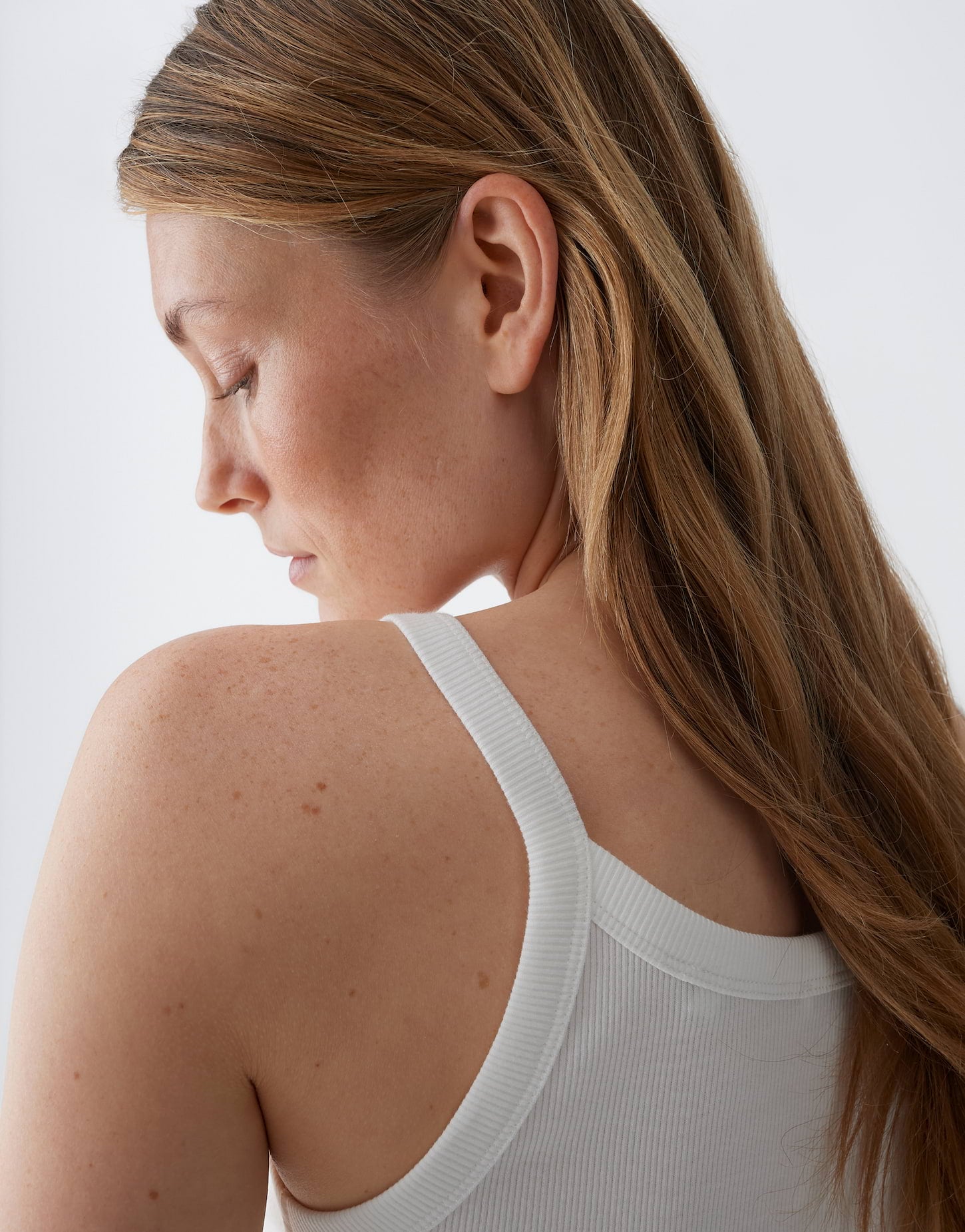 Sommerliche Leichtigkeit in Weiß und Hellblau das Jersey-Top im Chambray-Optik