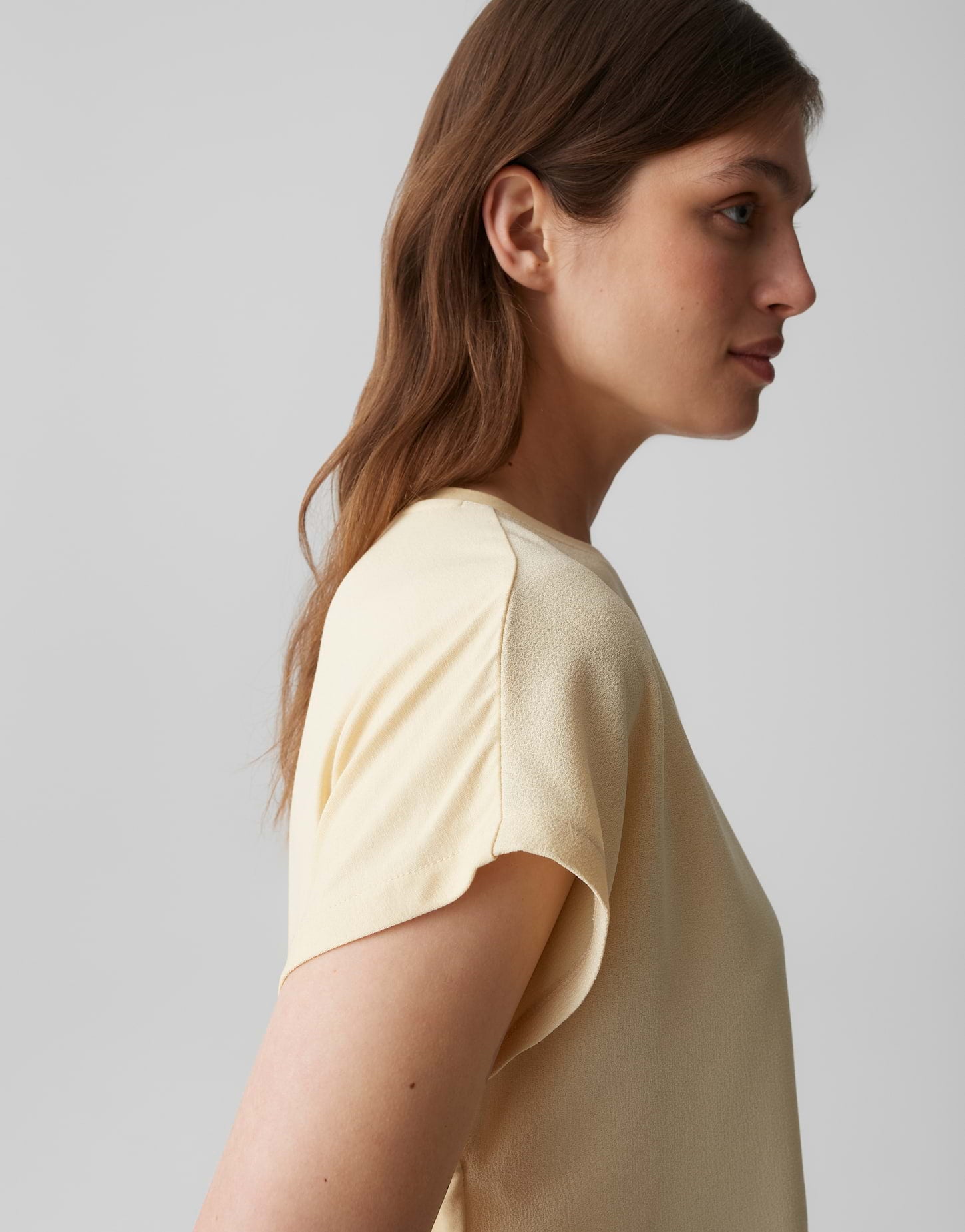 Fließendes Jersey-Shirt mit sportivem Kordelzug und Rückenschlitz