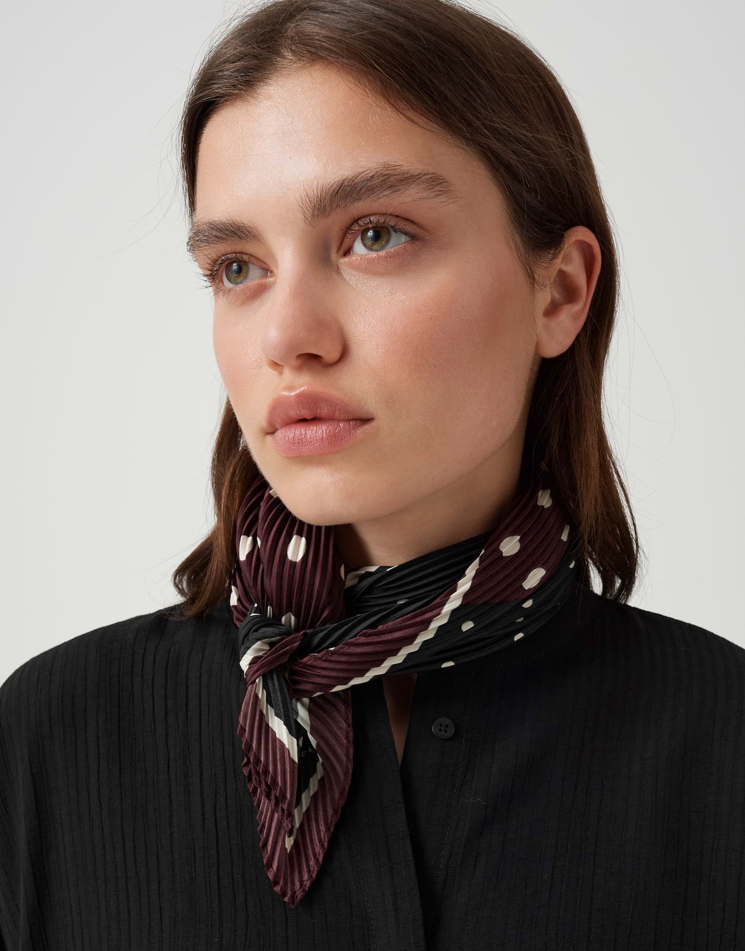 Das plissierte Satin-Tuch im Punkte-Look