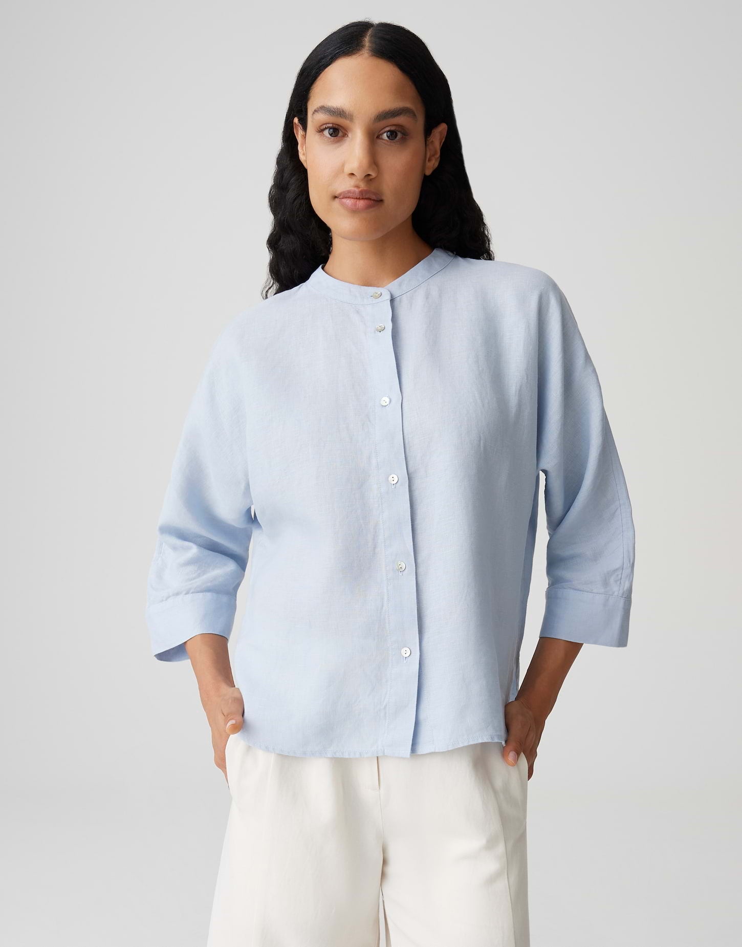 Die edle Leinenbluse mit Stehkragen