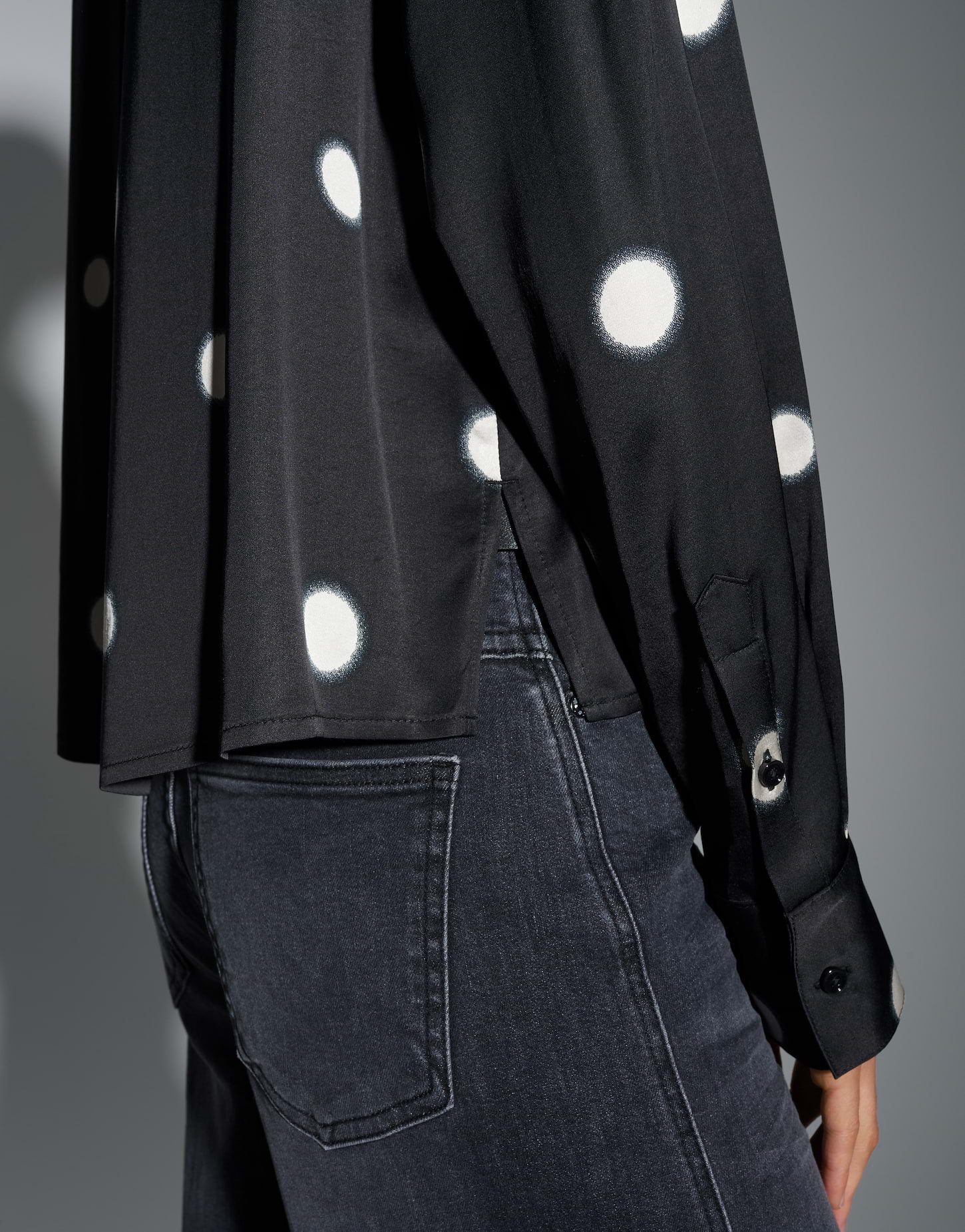Viskosebluse mit gerasterten Polka Dots