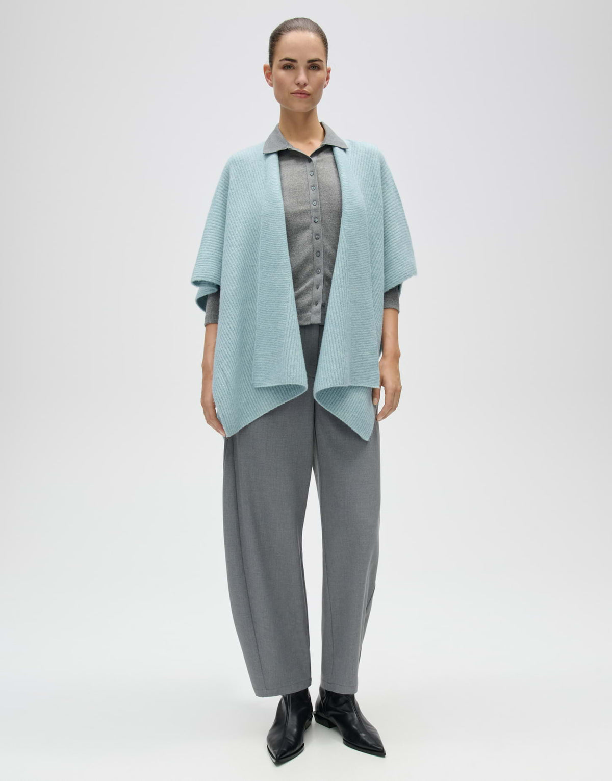 Das gerippte Strick-Poncho-Cape