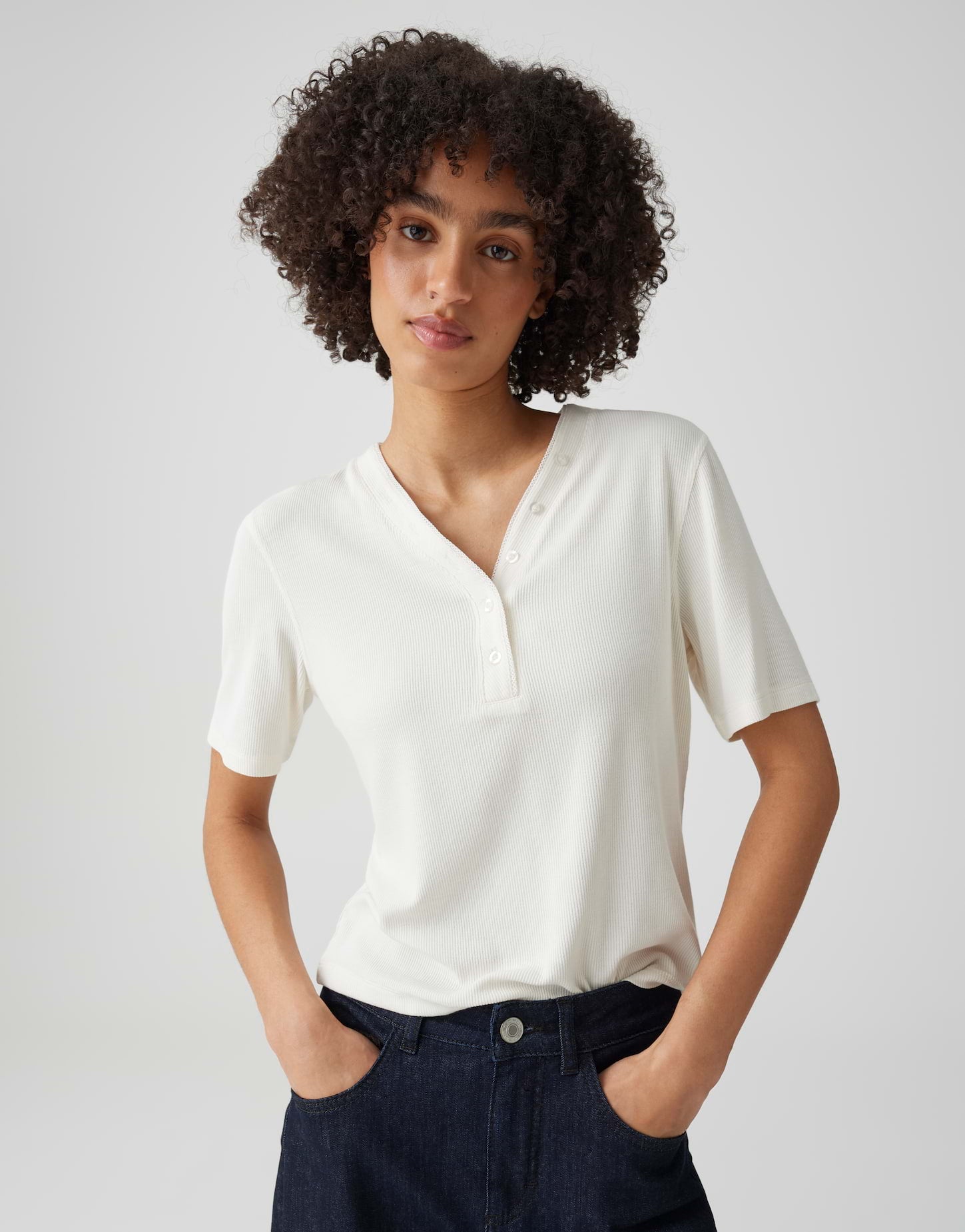 Geripptes Halbarm-Shirt mit V-Ausschnitt