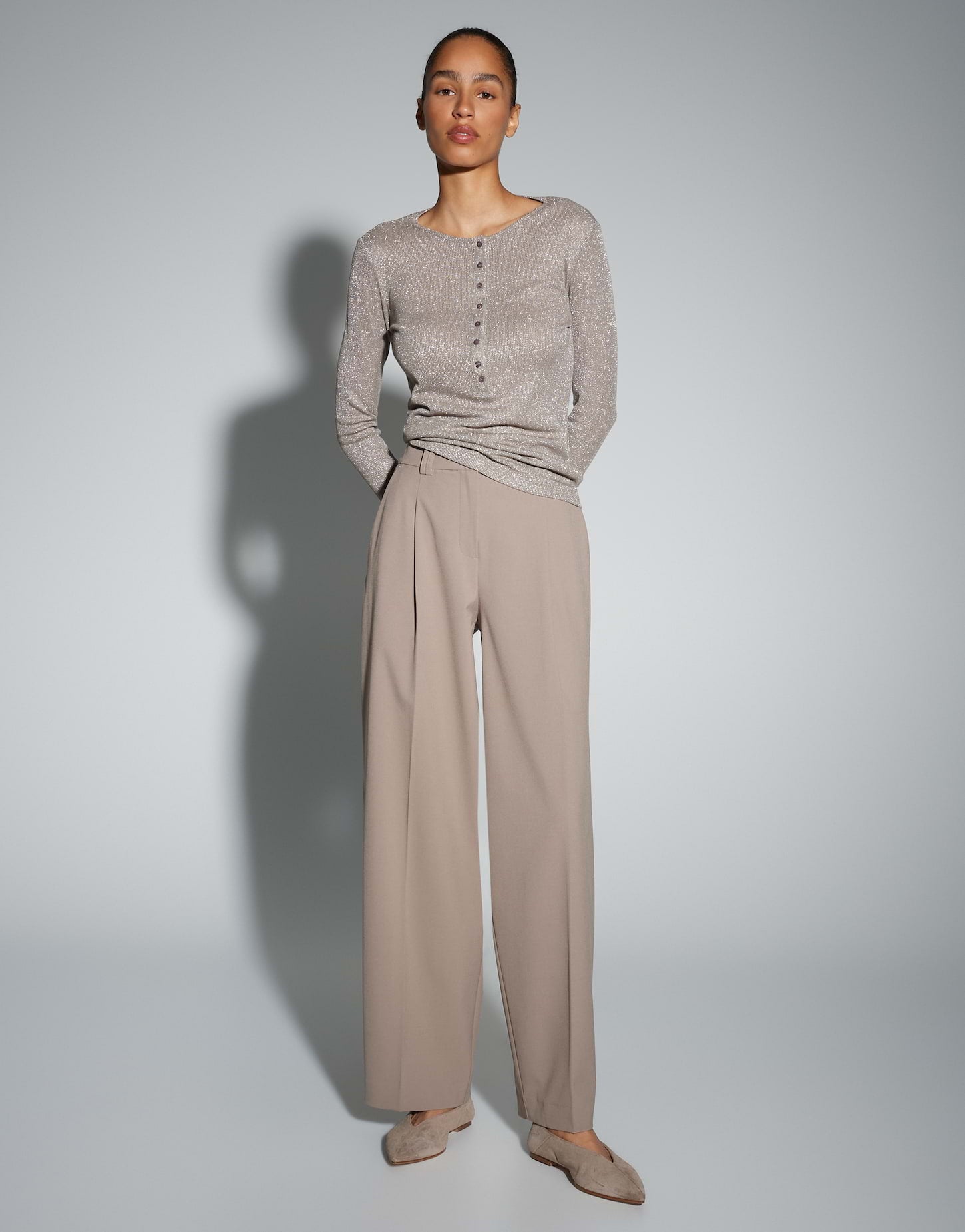 Moderne Bundfaltenhose mit Barrel Leg