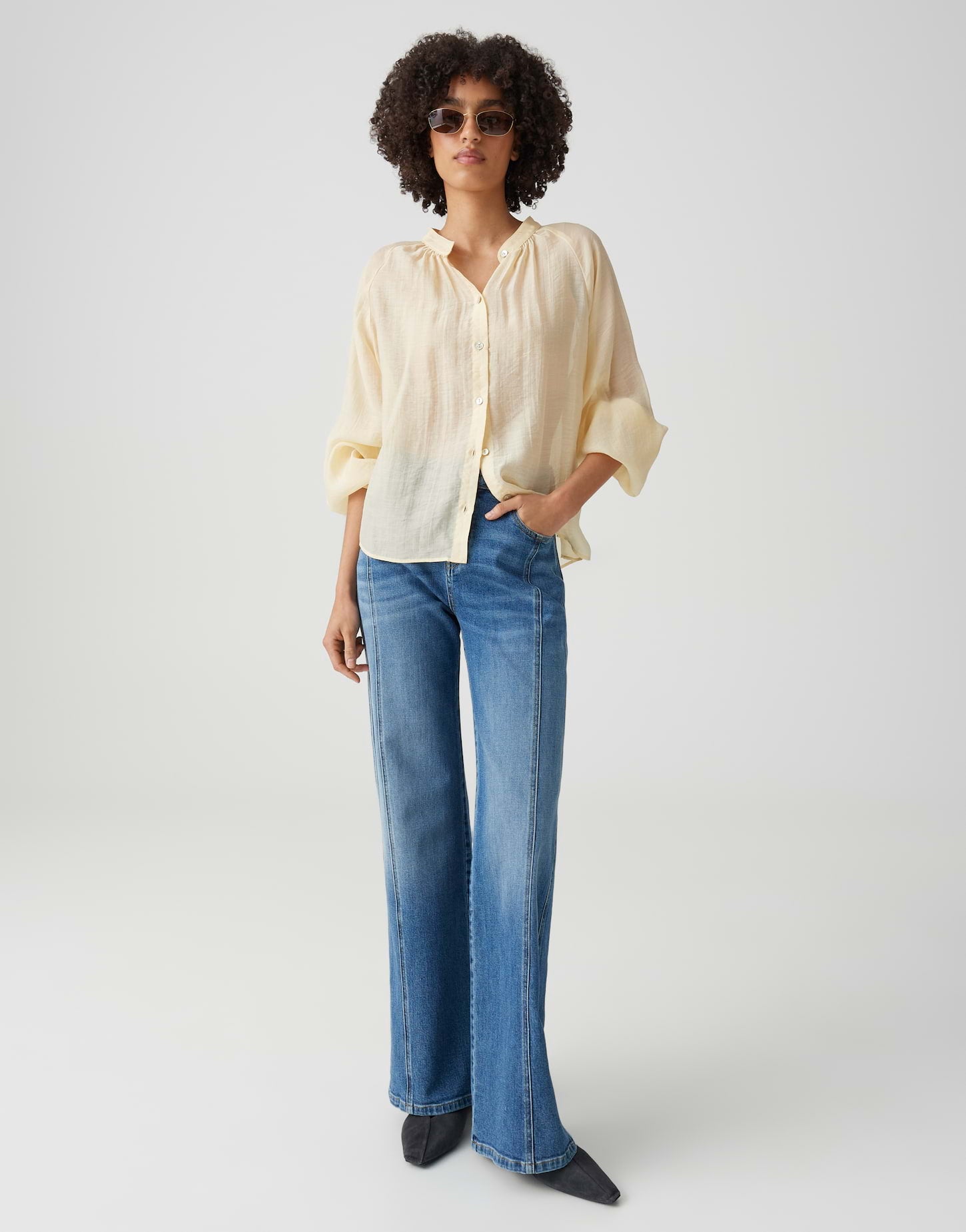 Doppelter Style-Favorit – Die luftige Stehkragenbluse in zwei Trendfarben