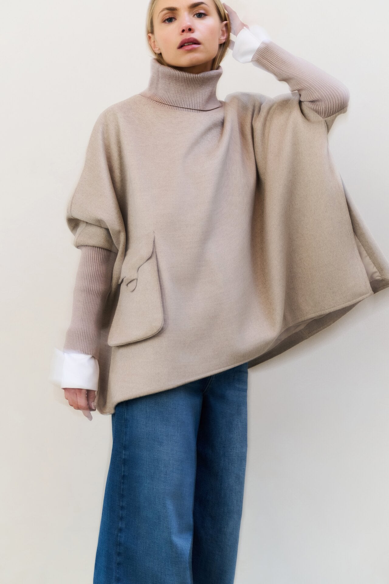 Poncho aus Wollmischung mit Rollkragen und Pattentasche