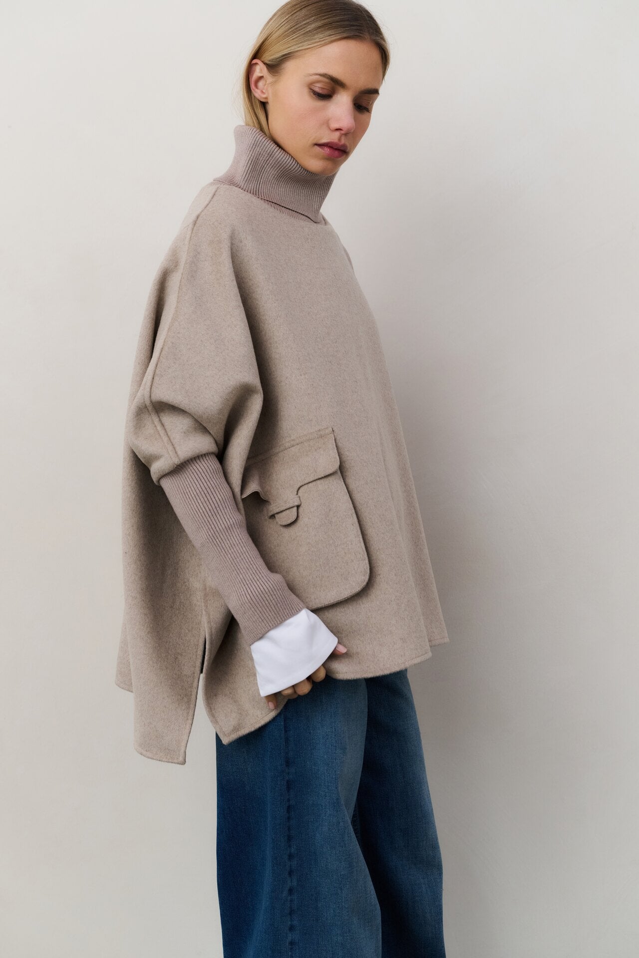 Poncho aus Wollmischung mit Rollkragen und Pattentasche