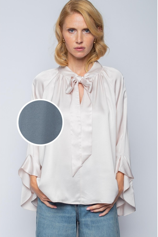 Verspielte Eleganz – Shirtbluse mit Schluppe und Volantärmeln