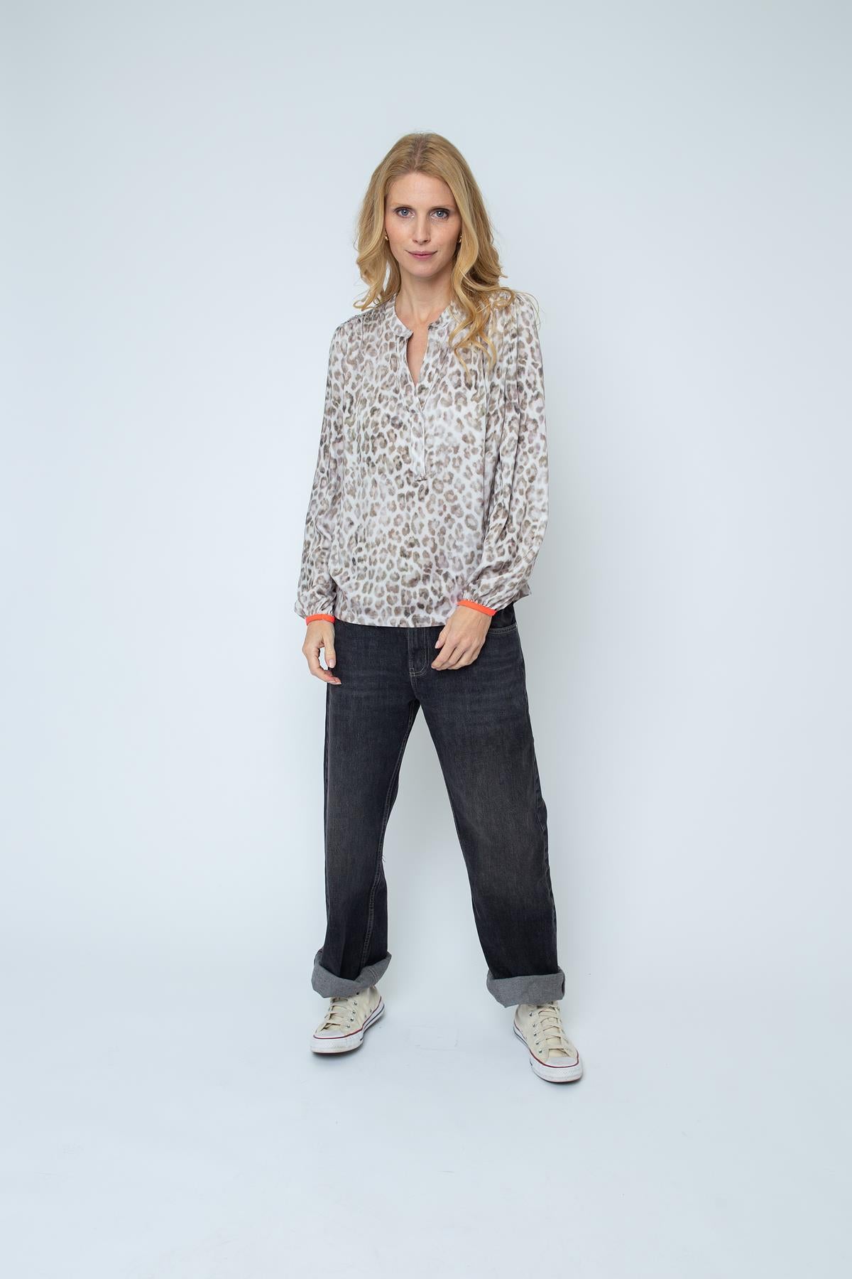 Lässig & wild – Bluse mit Leo-Print und Neon-Detail