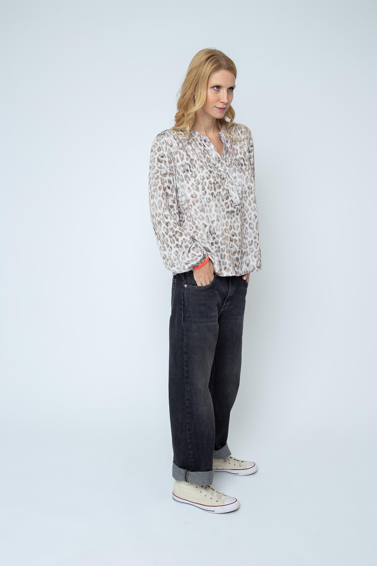 Lässig & wild – Bluse mit Leo-Print und Neon-Detail