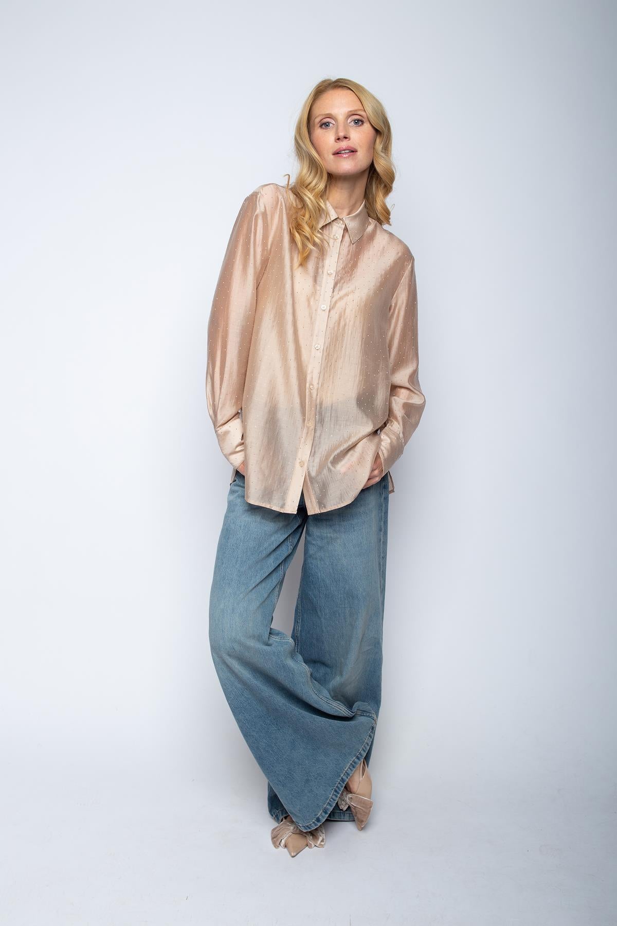 Schimmernde Lässigkeit – Hemdbluse mit Glitzersteinchen