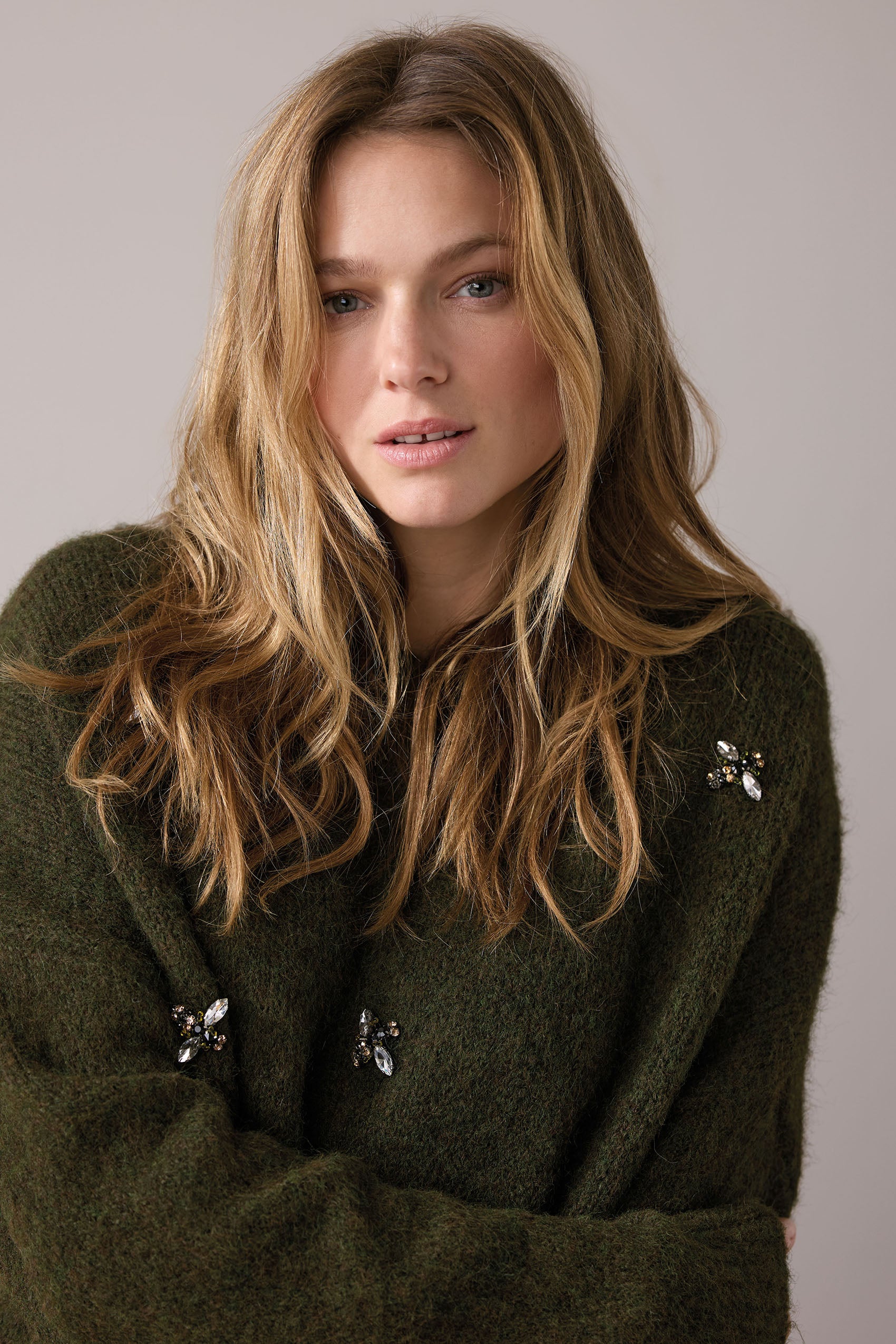 Verzierter Pullover aus Melange-Strick mit Bienen