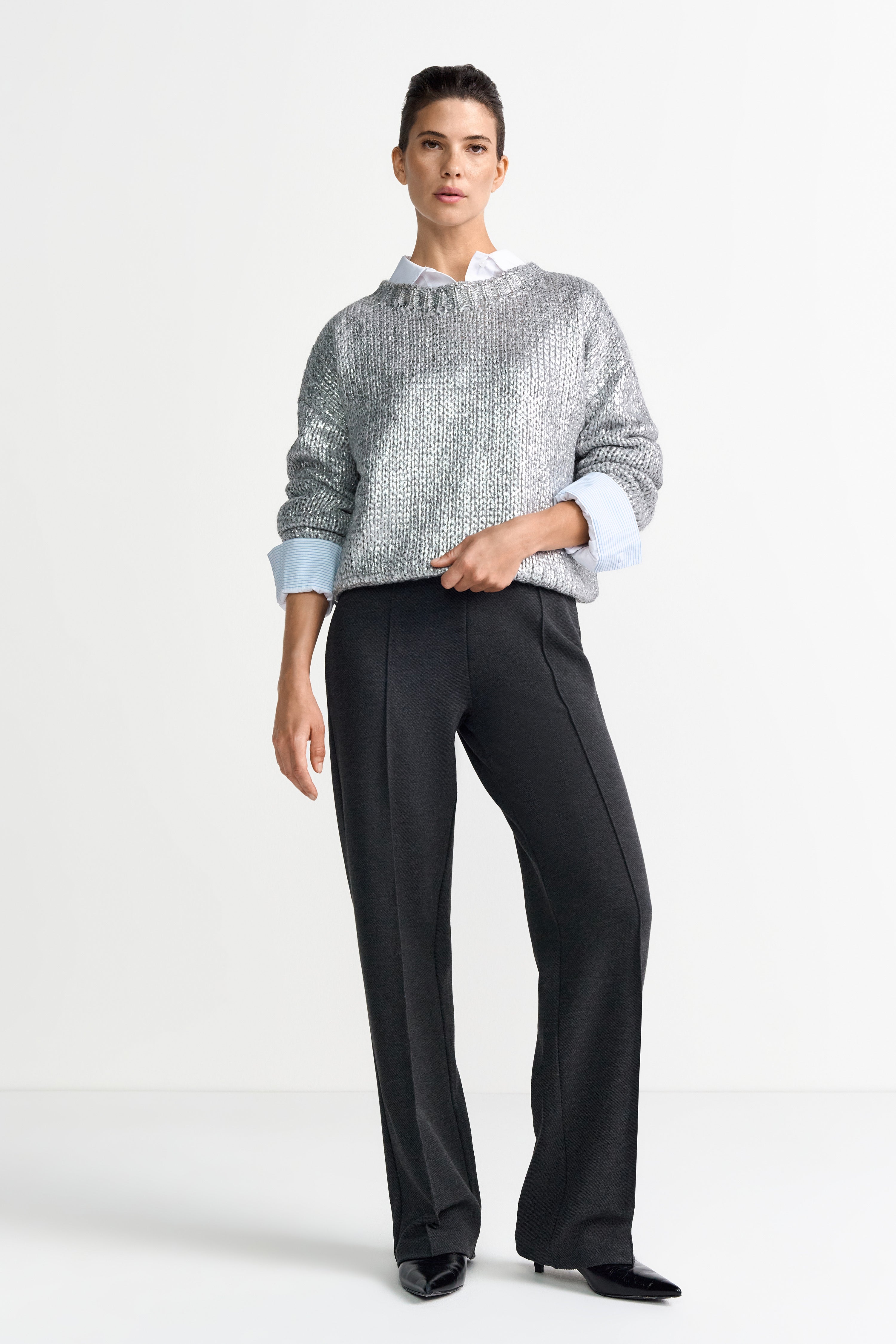 Silberner Metallic-Pullover im modernen Grobstrick-Look