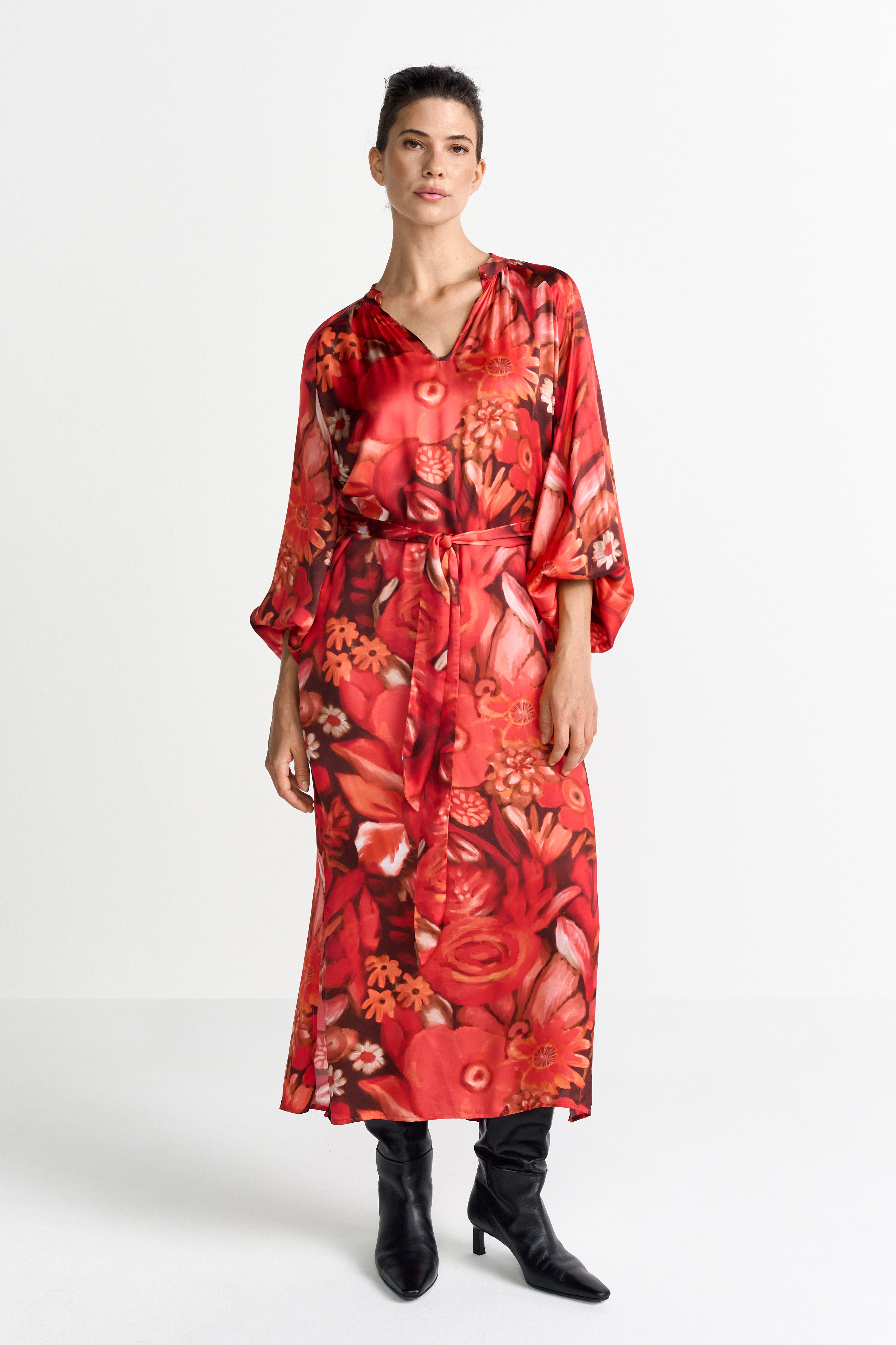 Rotes Midikleid mit floralem Muster und eleganten Ballonärmeln