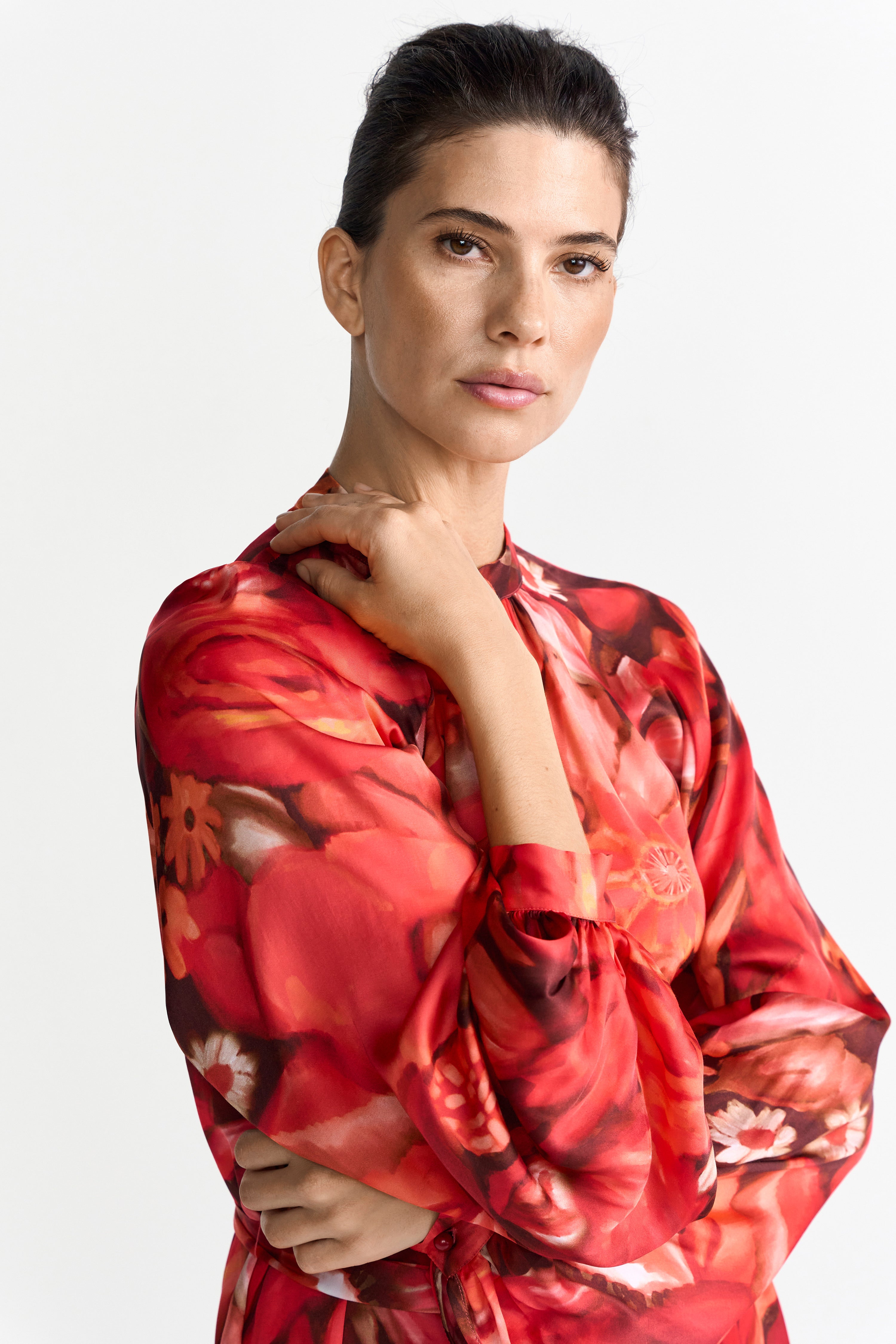 Rotes Midikleid mit floralem Muster und eleganten Ballonärmeln