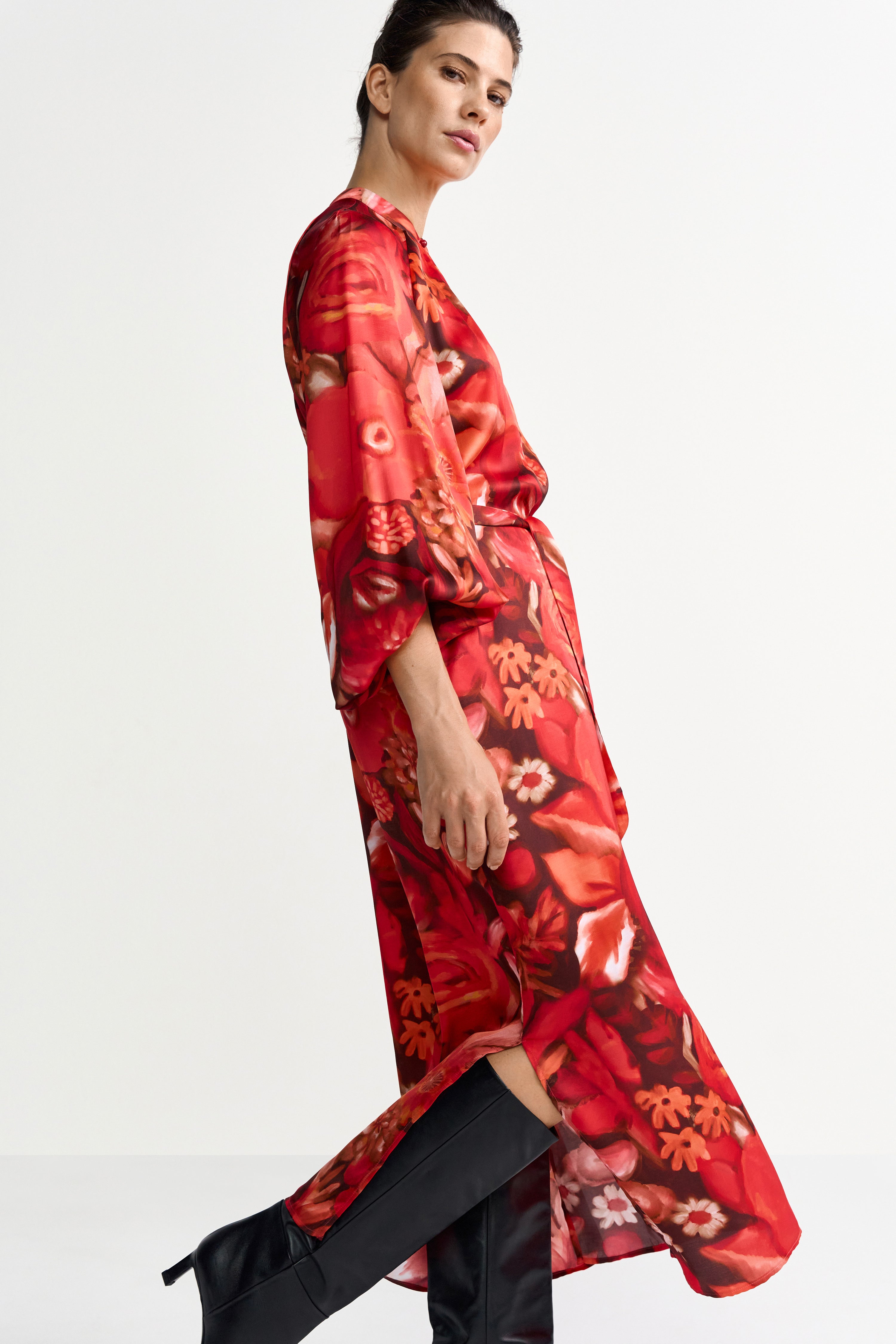 Rotes Midikleid mit floralem Muster und eleganten Ballonärmeln