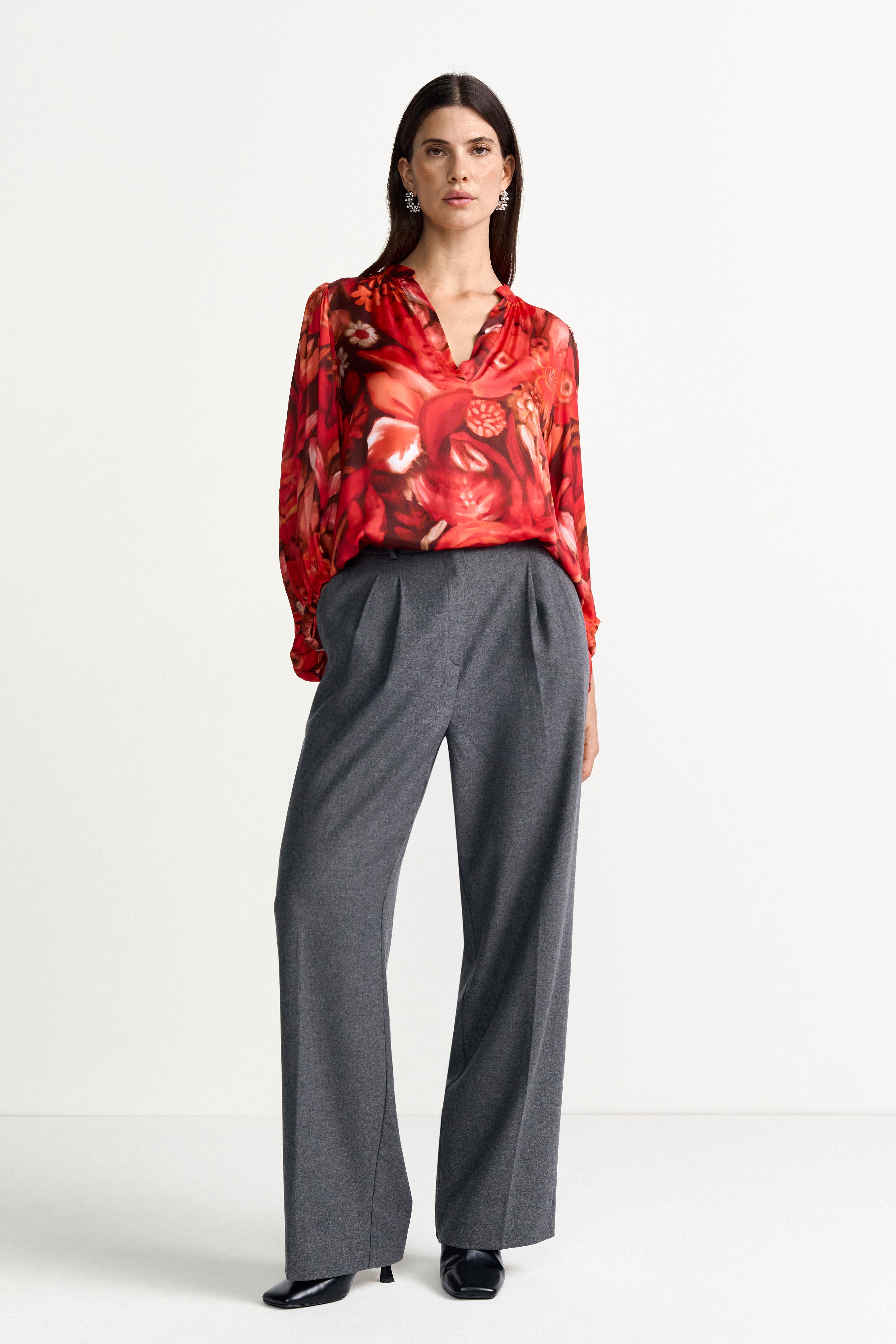 Rote Bluse mit floralem Print und Ballonärmeln