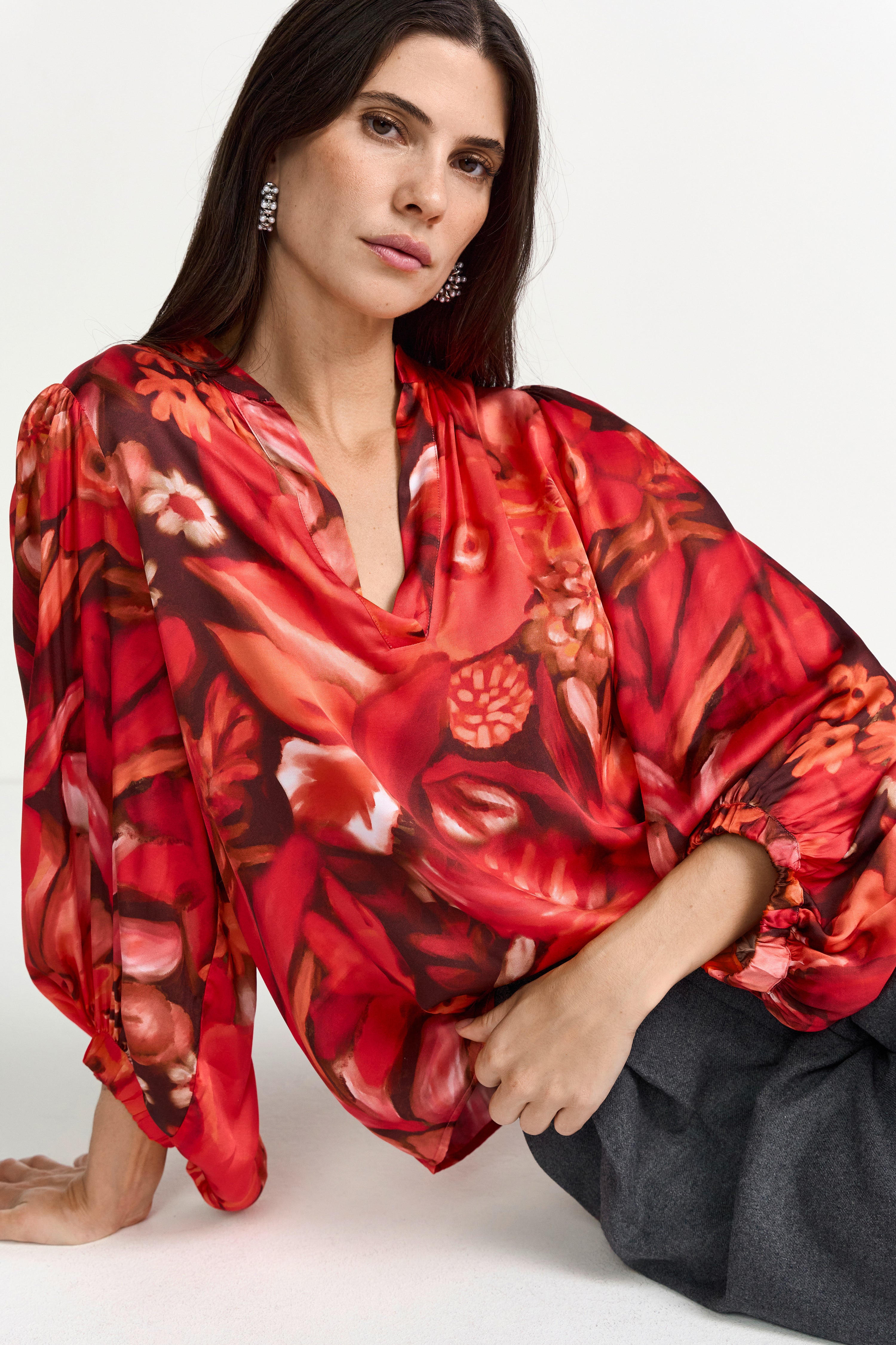 Rote Bluse mit floralem Print und Ballonärmeln