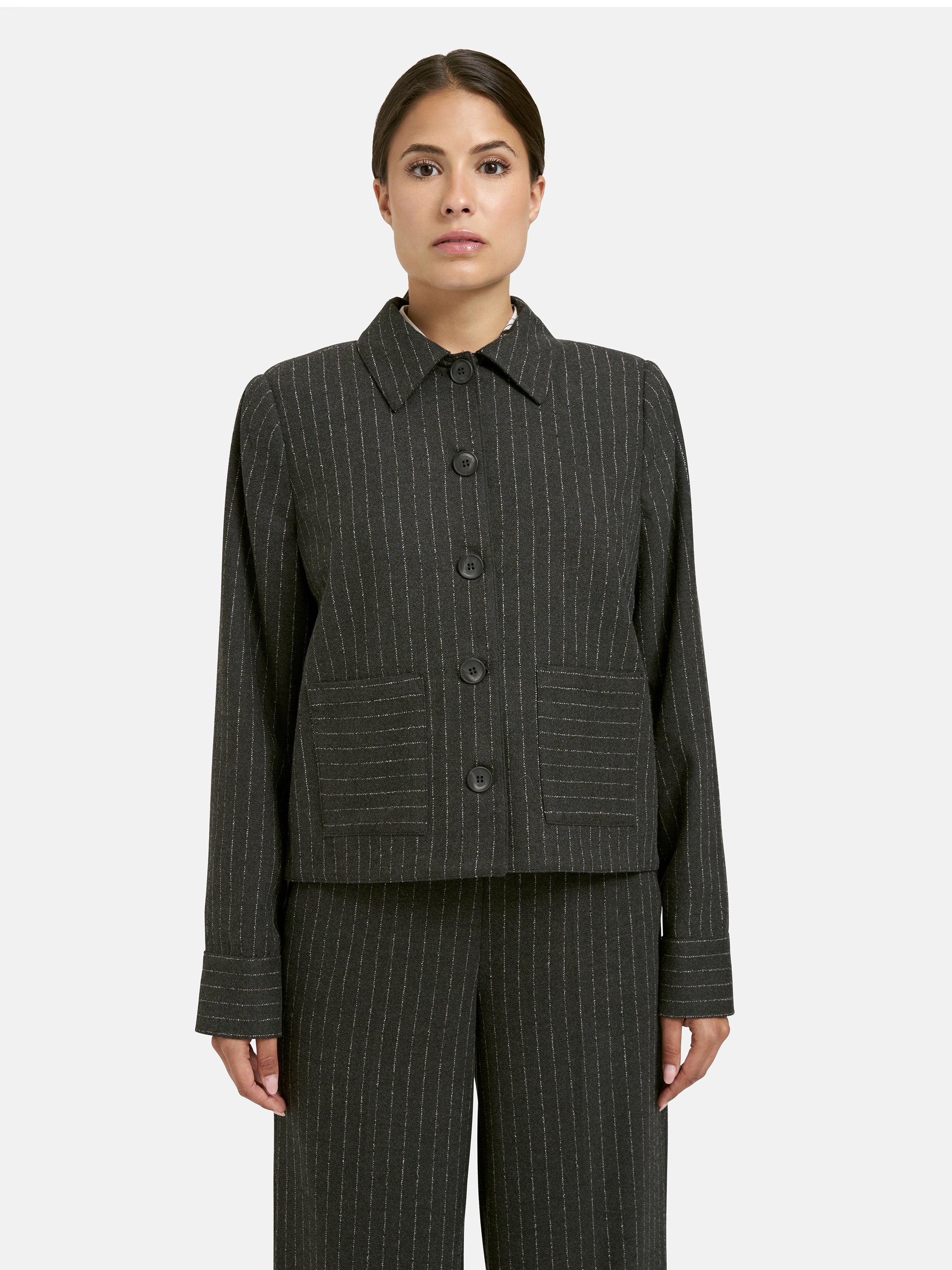 Klassische Jacke mit Kragen und aufgesetzten Taschen