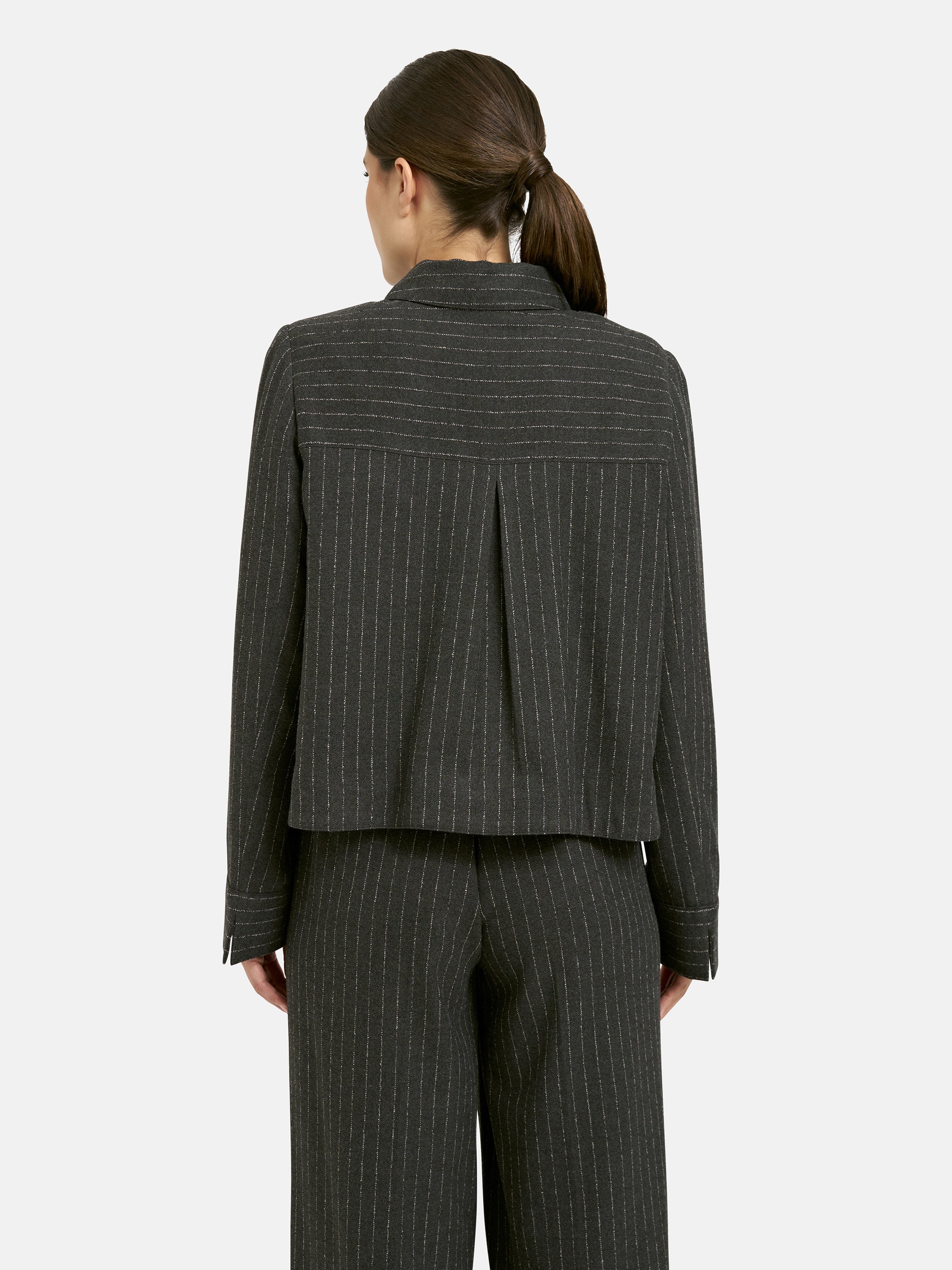 Klassische Jacke mit Kragen und aufgesetzten Taschen