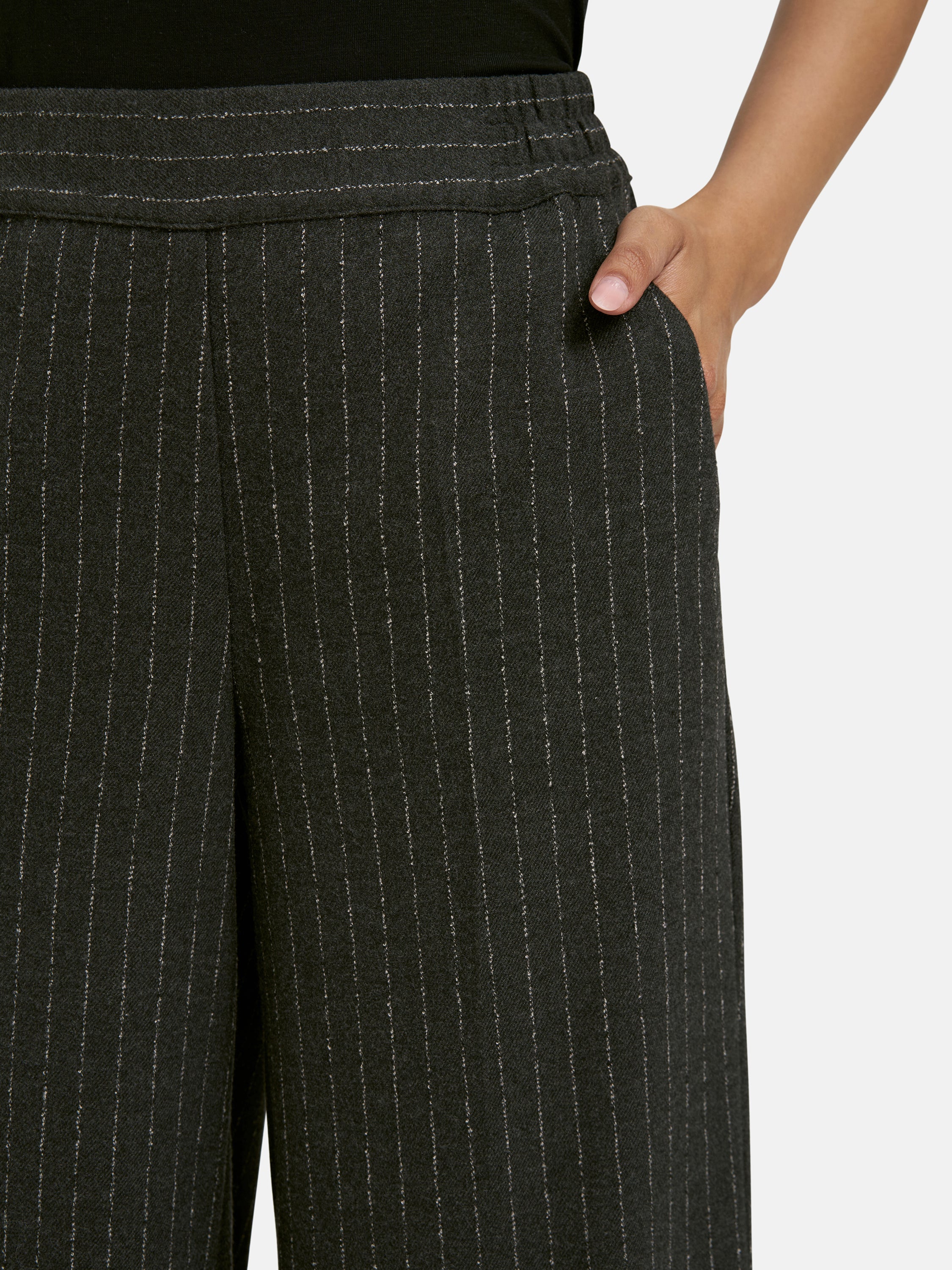 Weit geschnittene Hose mit elastischem Bund