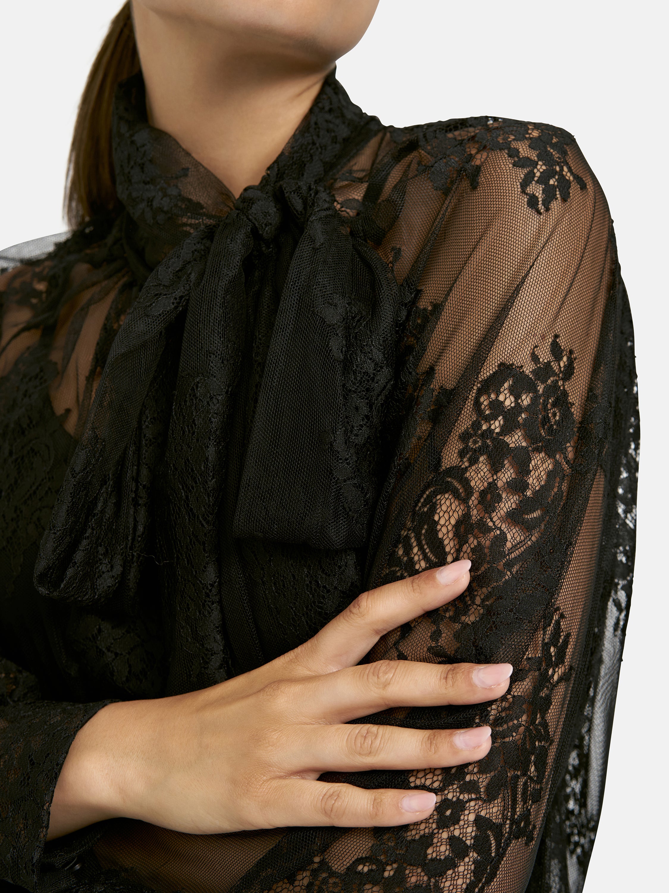 Elegante Spitzenbluse mit langen Ärmeln und Schluppe