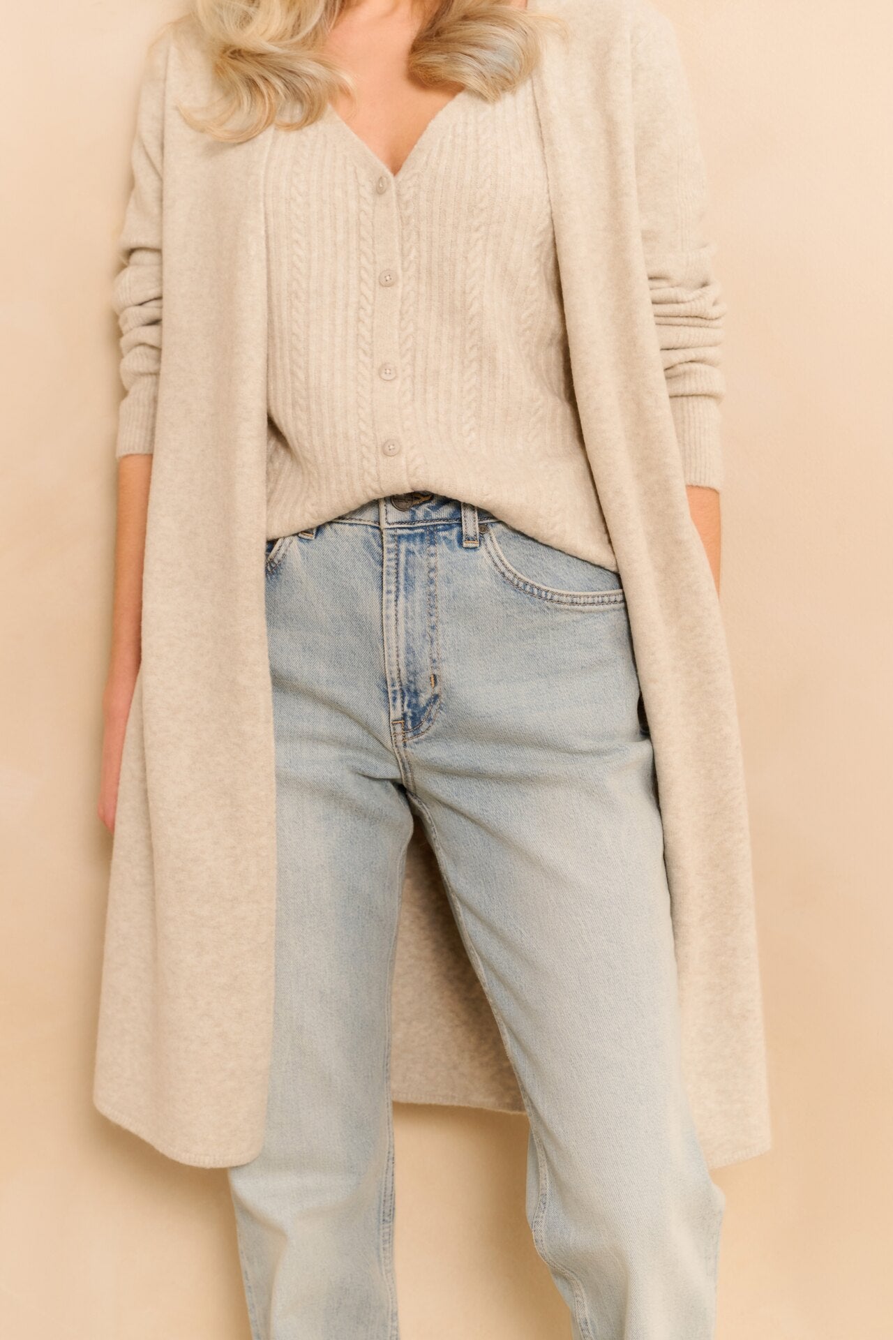 Langer Cardigan mit Westenschicht mit Zopfmuster