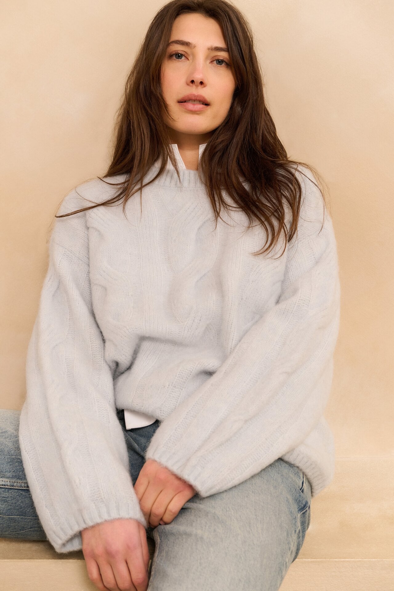 Weicher Pullover mit Zopfmuster