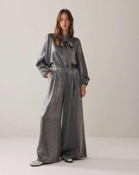 Hose im Metallic-Look mit weitem Bein