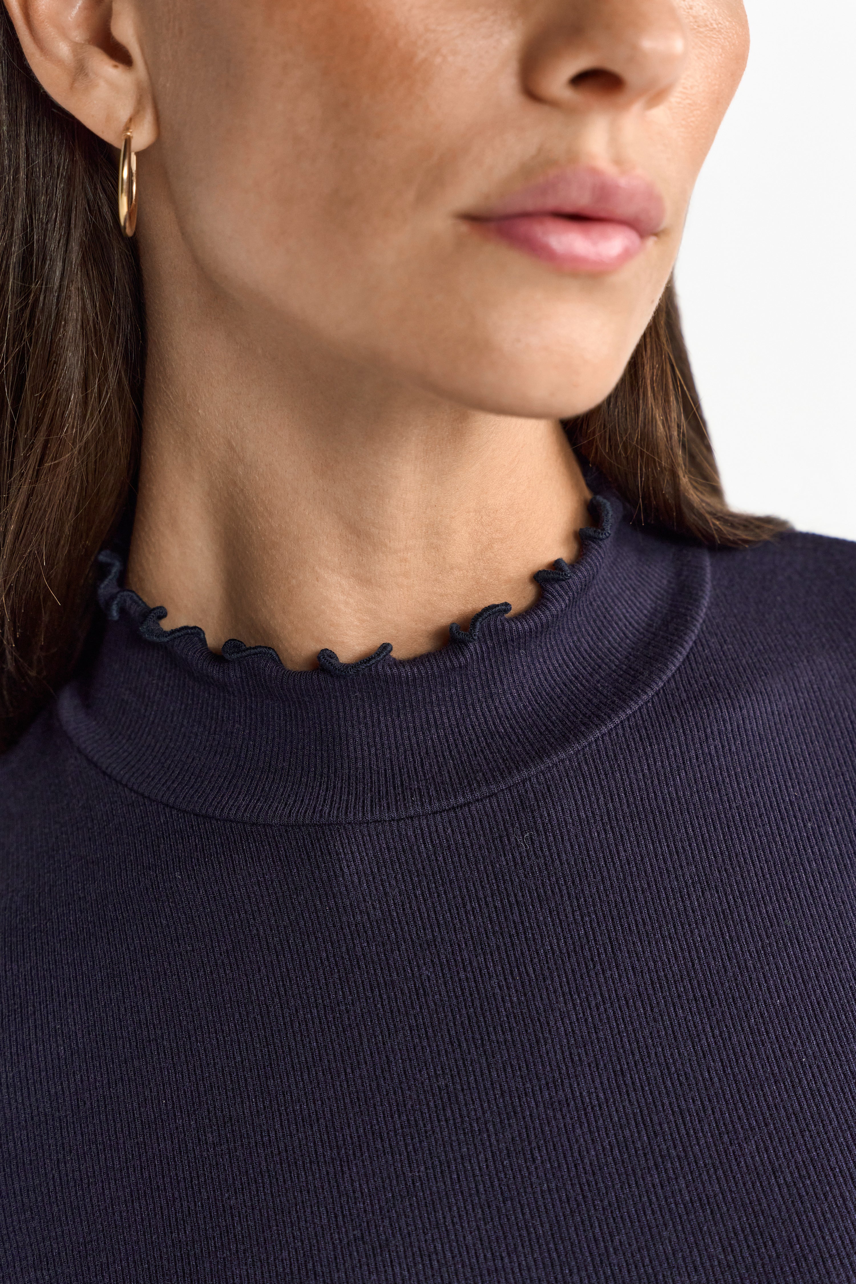 Feminines Ripp-Shirt mit Volant-Details