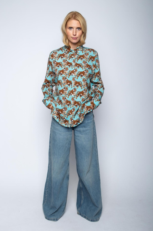 Hemdbluse mit Tiger-Print aus fließender Viskose