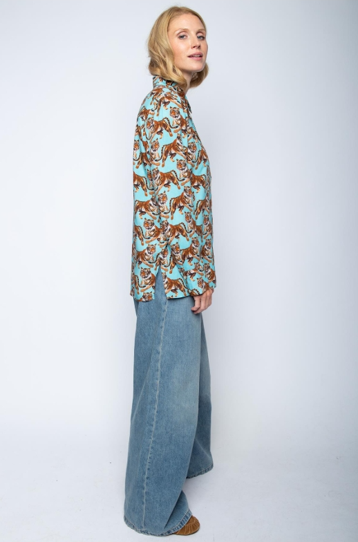 Hemdbluse mit Tiger-Print aus fließender Viskose