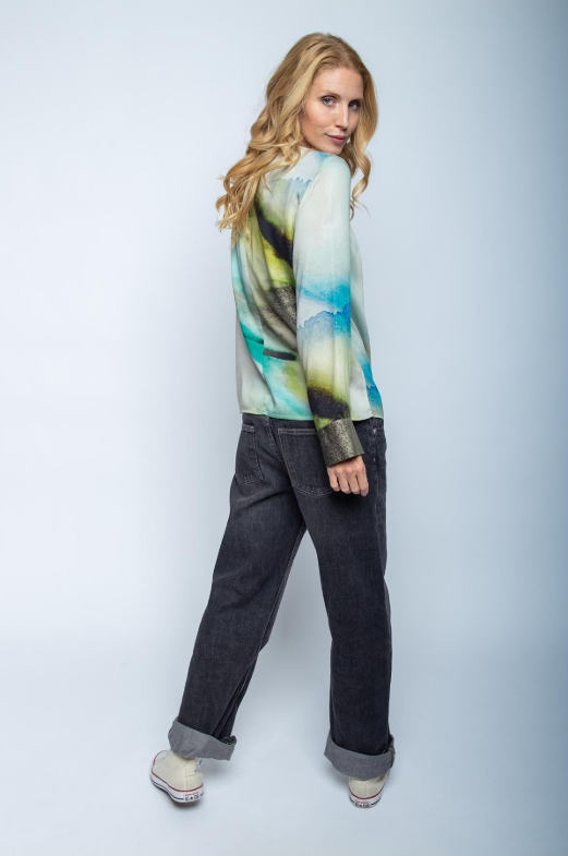 Shirtbluse aus Viskose-Satin im Aqua Batik Print