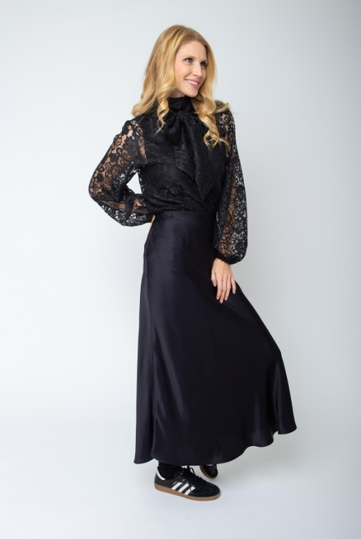 Leicht ausgestellter Rock aus fließendem Viskose-Satin