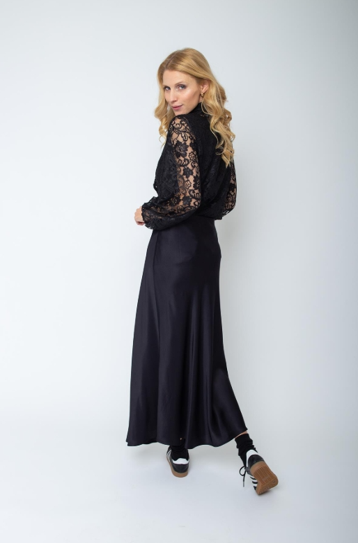 Leicht ausgestellter Rock aus fließendem Viskose-Satin