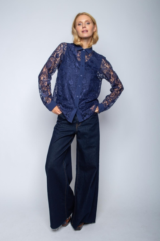 Hemdbluse aus transparenter Spitze
