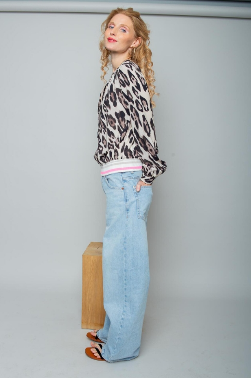 Lockere Shirtbluse mit Leo-Print und Neonstripe