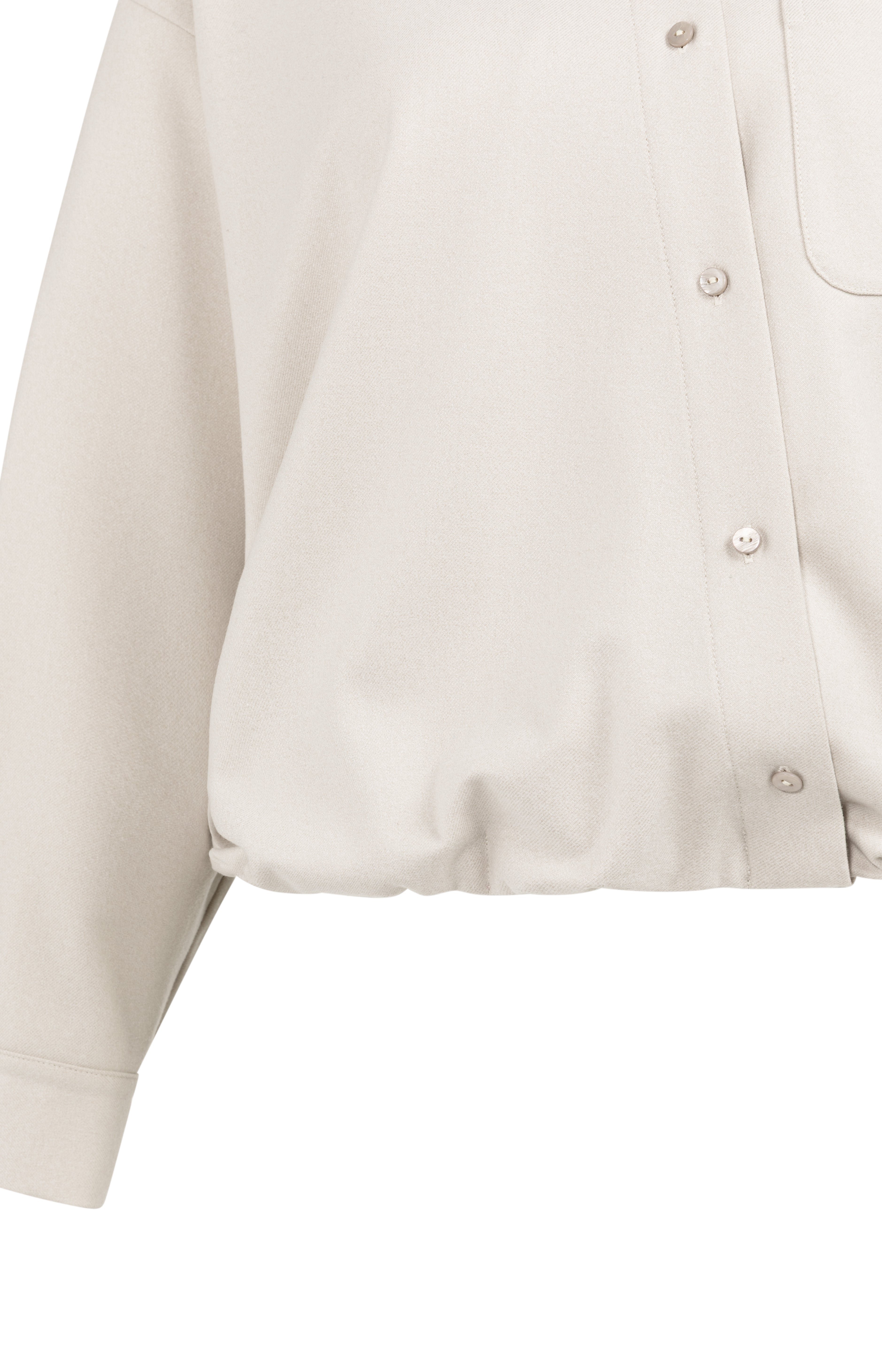 Lässig-schick in Oversize Bluse mit asymmetrischer Leist