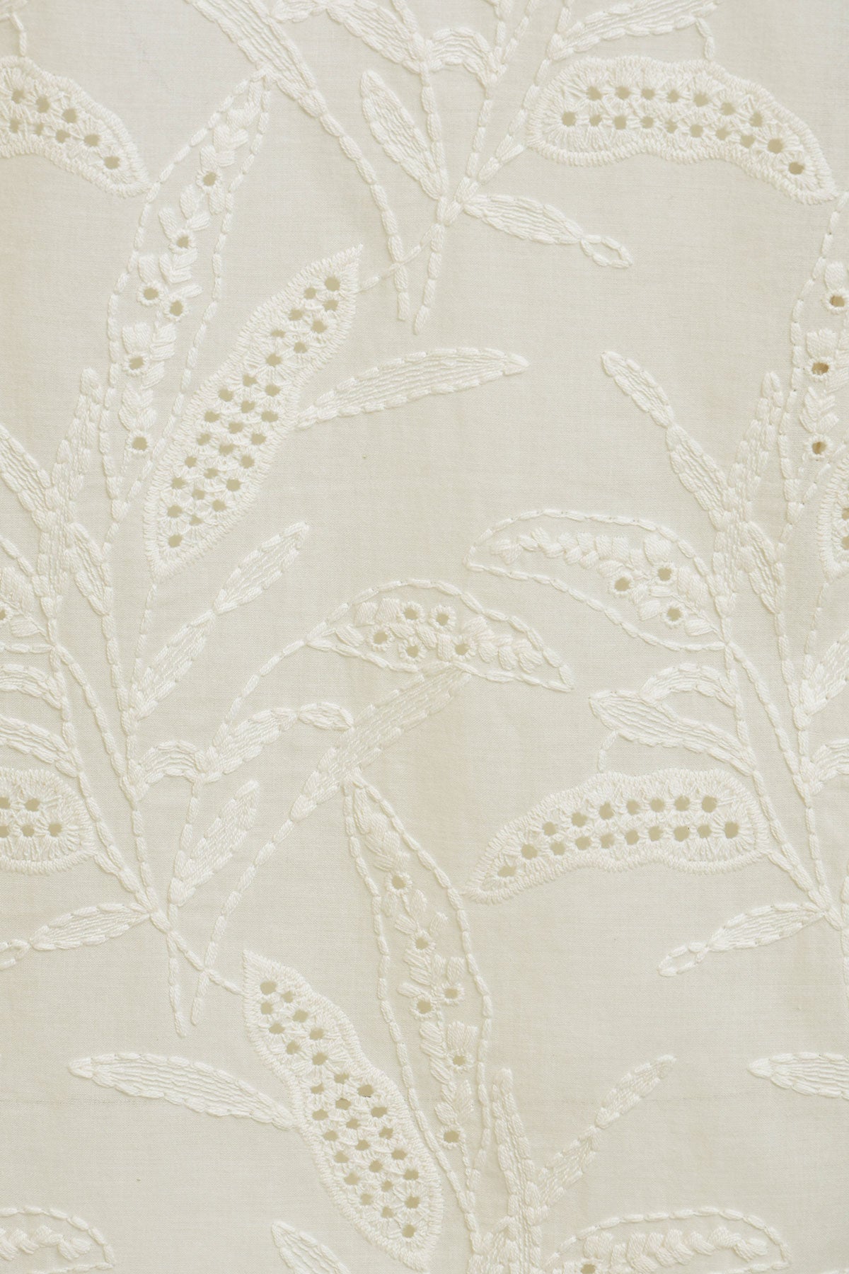 Oversize Hemdbluse mit zarter Blumenstickerei