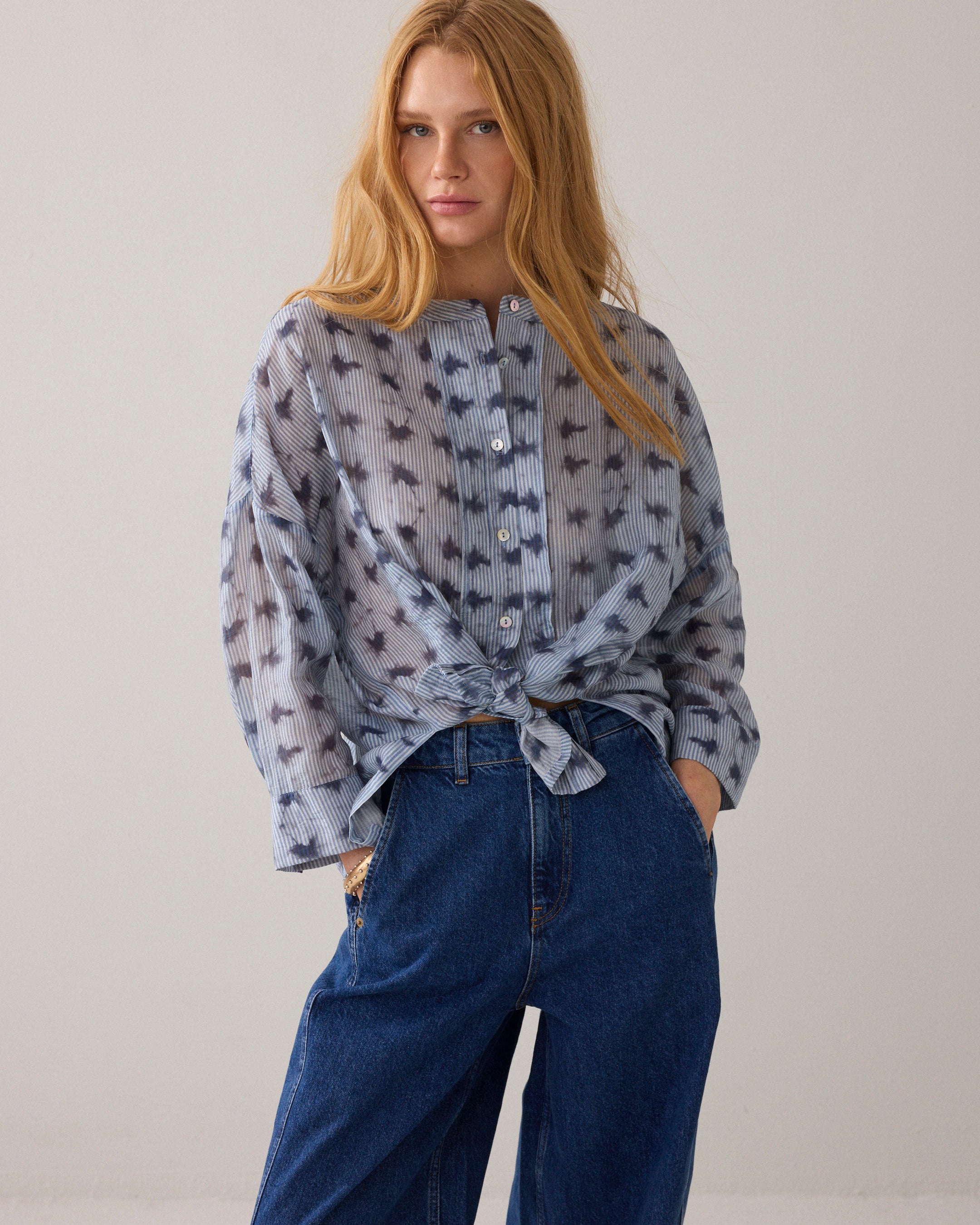 Gestreifte Bluse mit Tie-Dye-Effekt und femininen Details