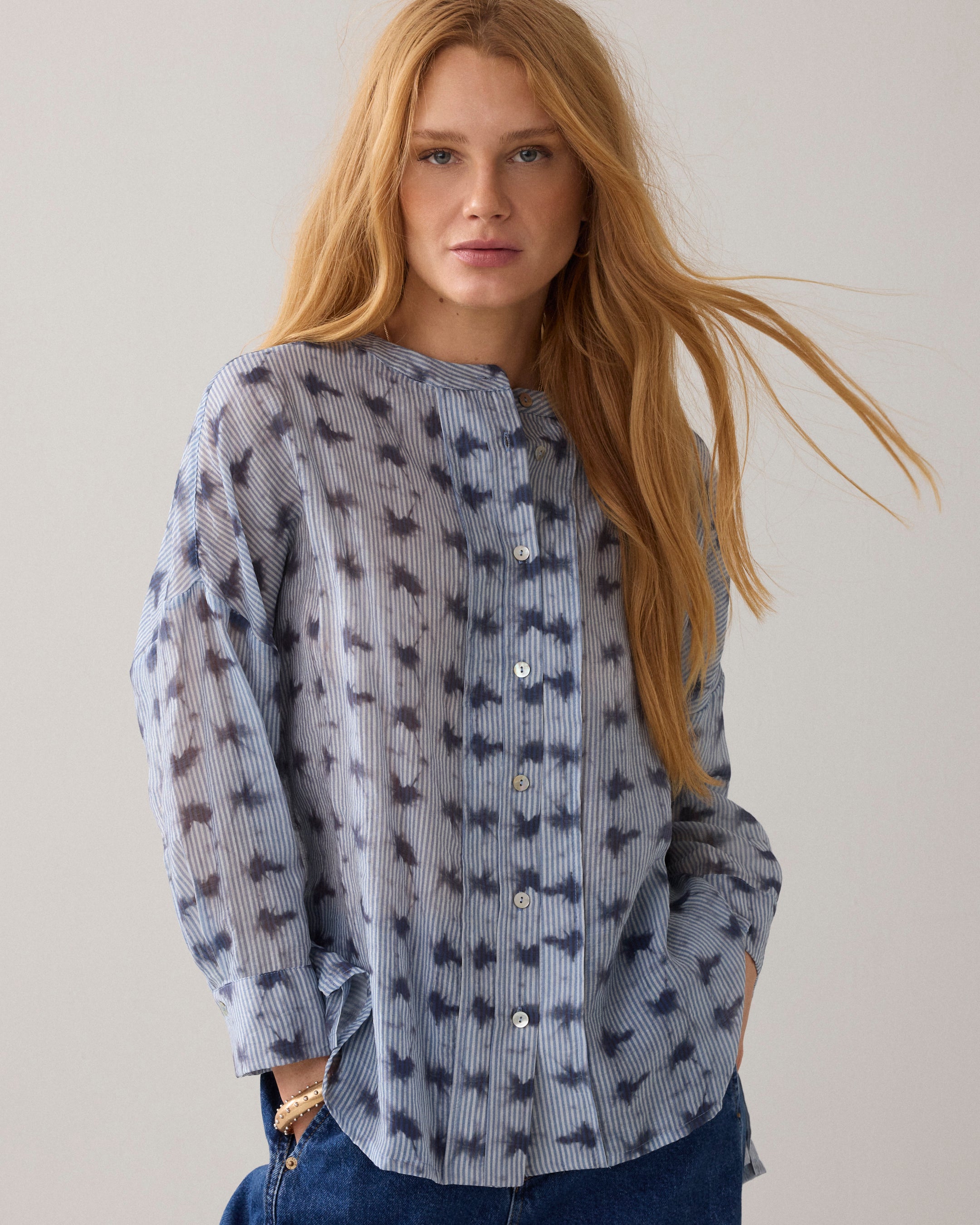 Gestreifte Bluse mit Tie-Dye-Effekt und femininen Details