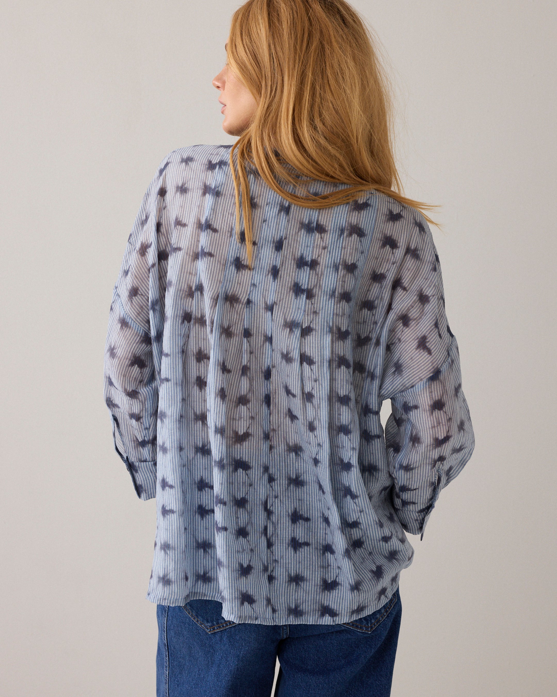 Gestreifte Bluse mit Tie-Dye-Effekt und femininen Details