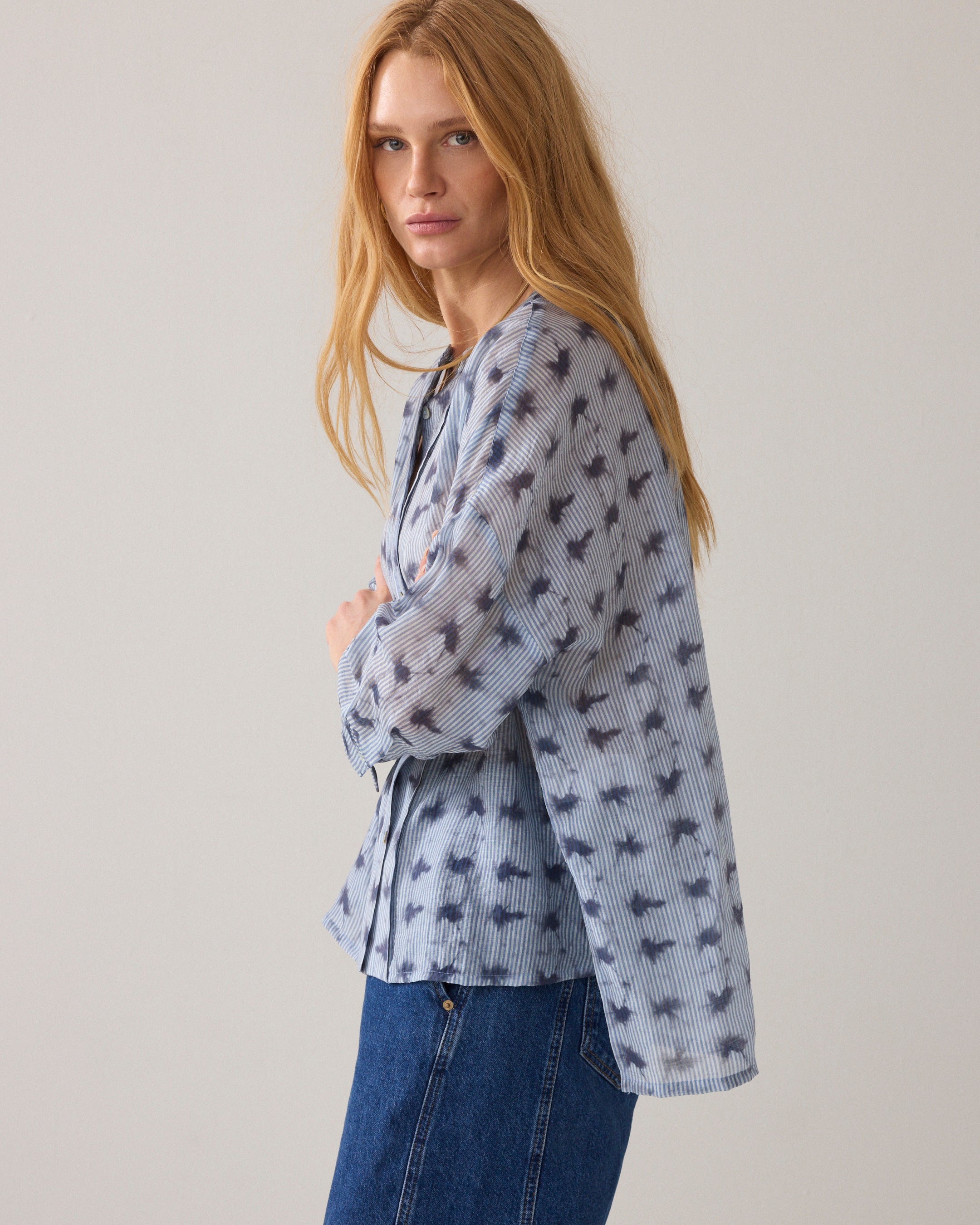 Gestreifte Bluse mit Tie-Dye-Effekt und femininen Details