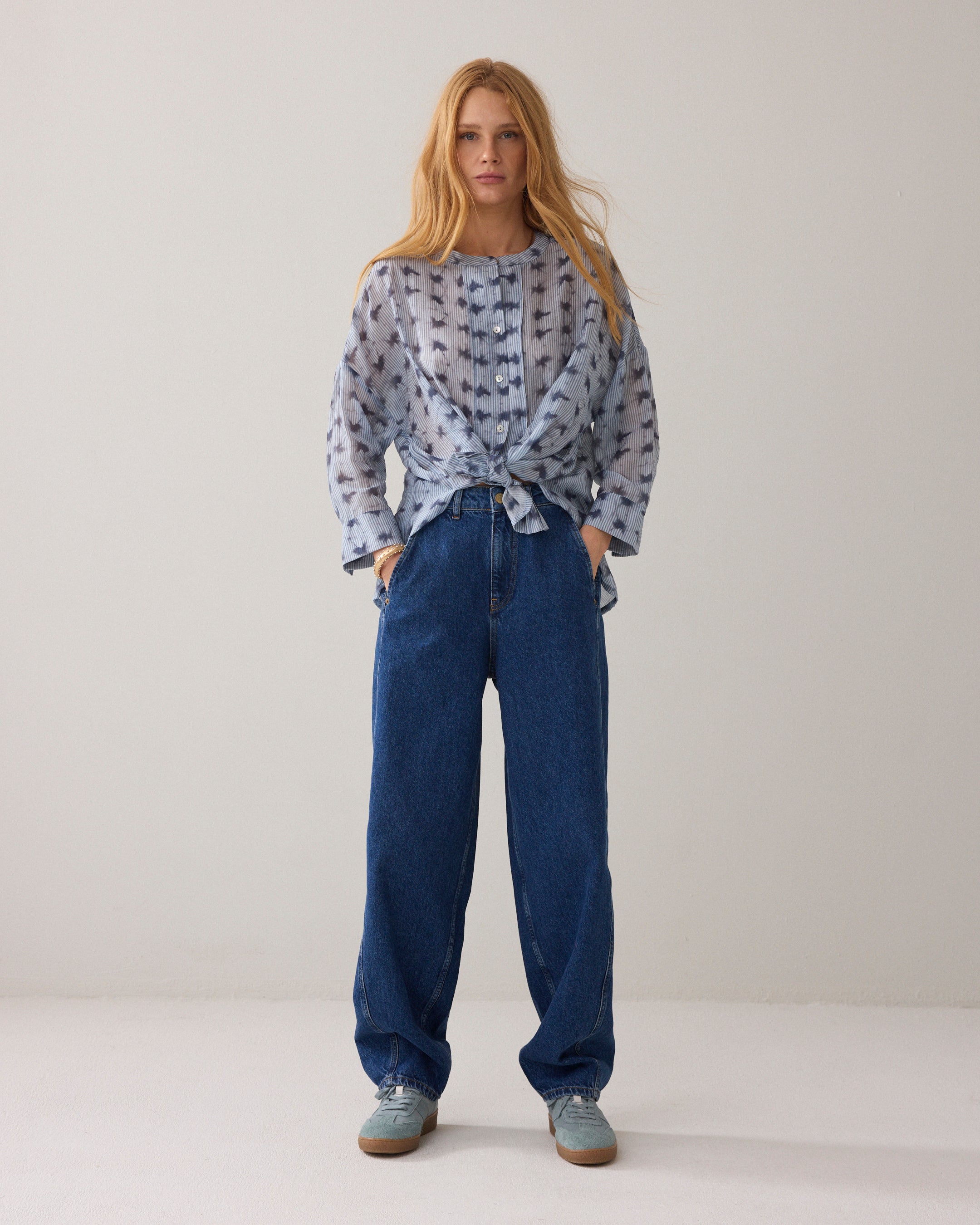 Gestreifte Bluse mit Tie-Dye-Effekt und femininen Details