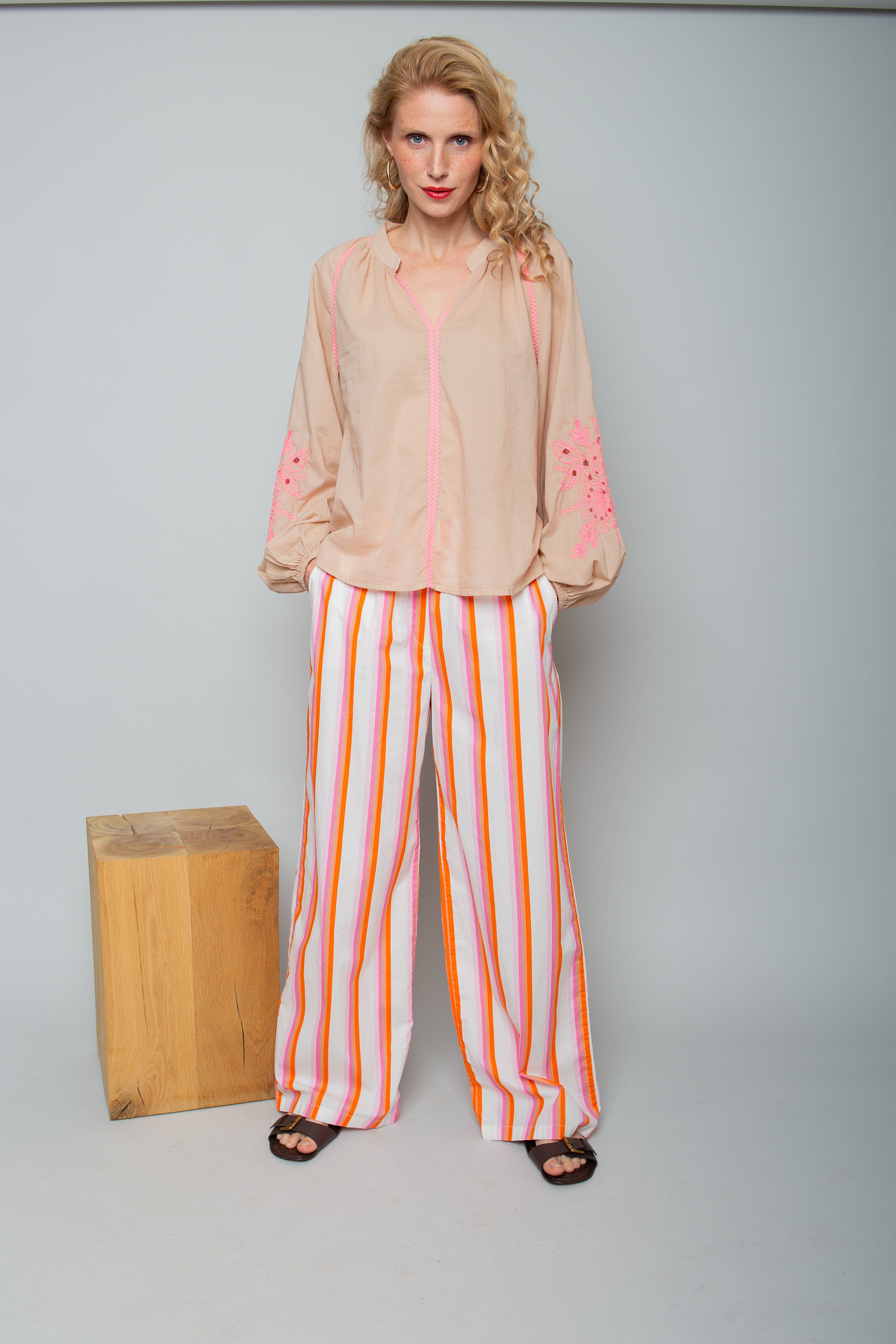 Wunderschöne Baumwollbluse mit Neon-Akzenten