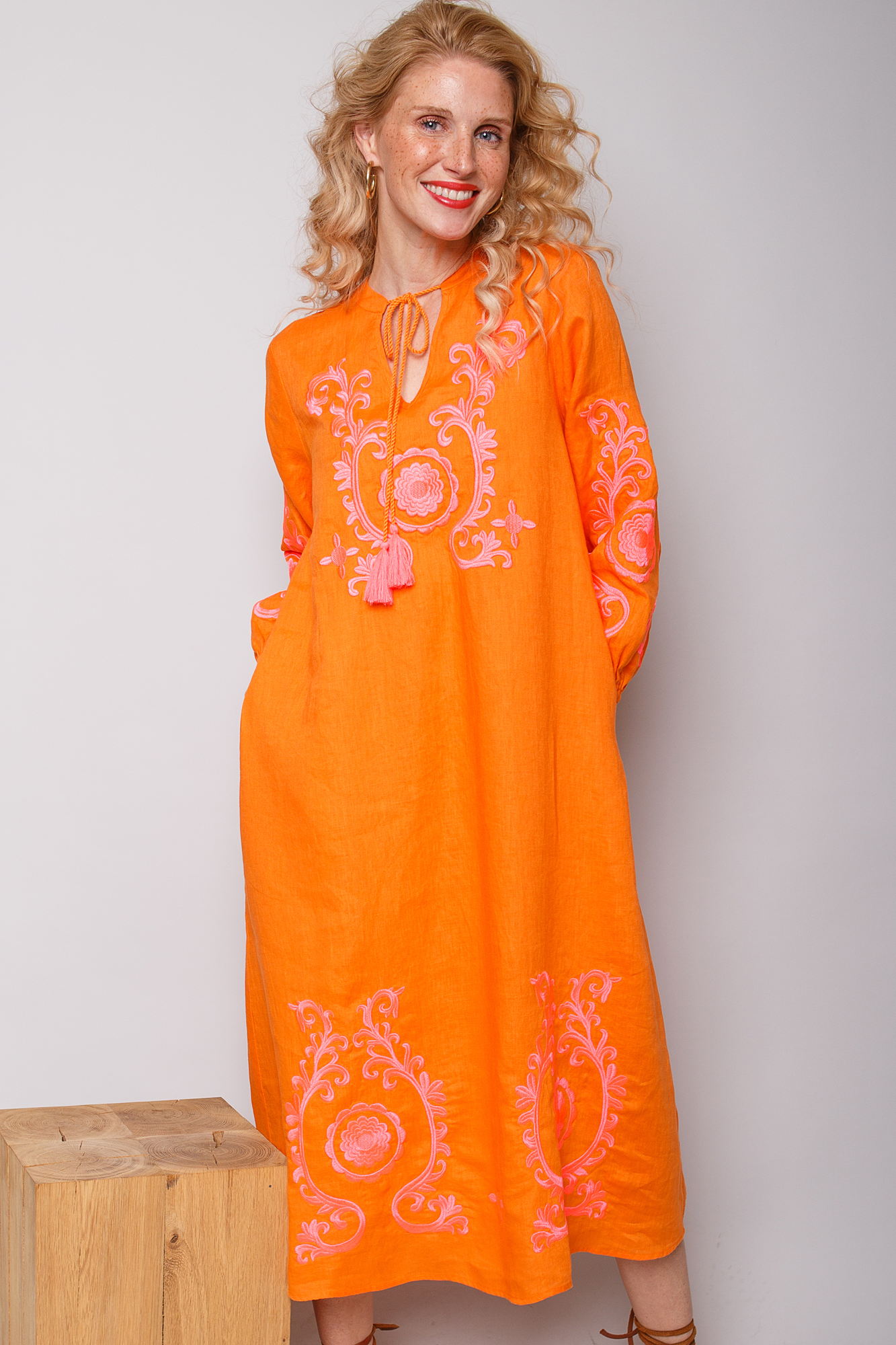 Spektakuläres Maxikleid mit neonpinken Boho-Stickereien